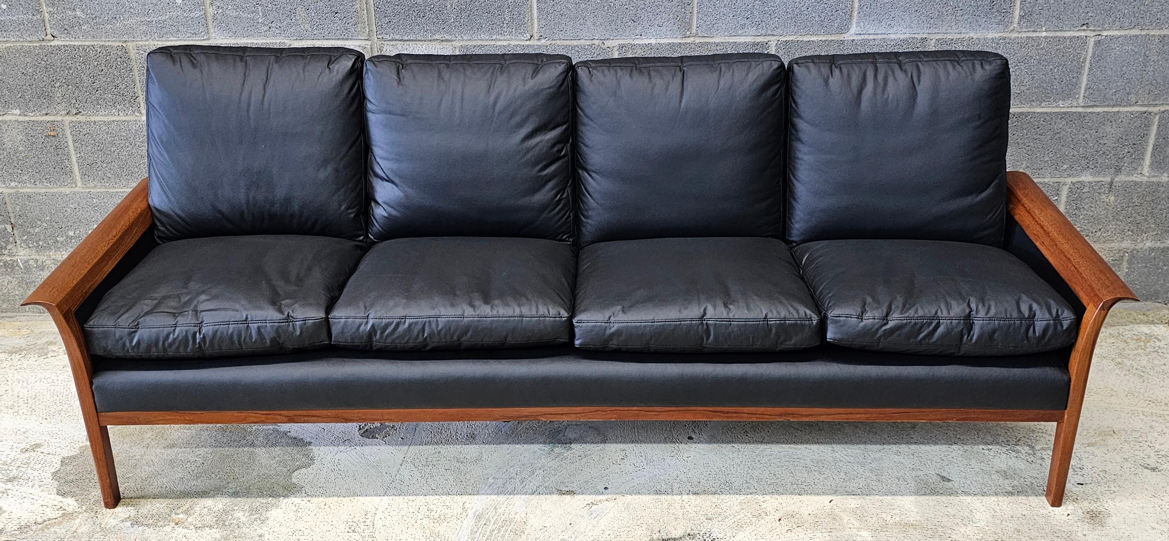 Hans Olsen for Mid Century Mobler Mid-Century Modern Model 500 Canapé en teck et cuir PU noir. Très confortable et en excellent état. 
Mesure 87