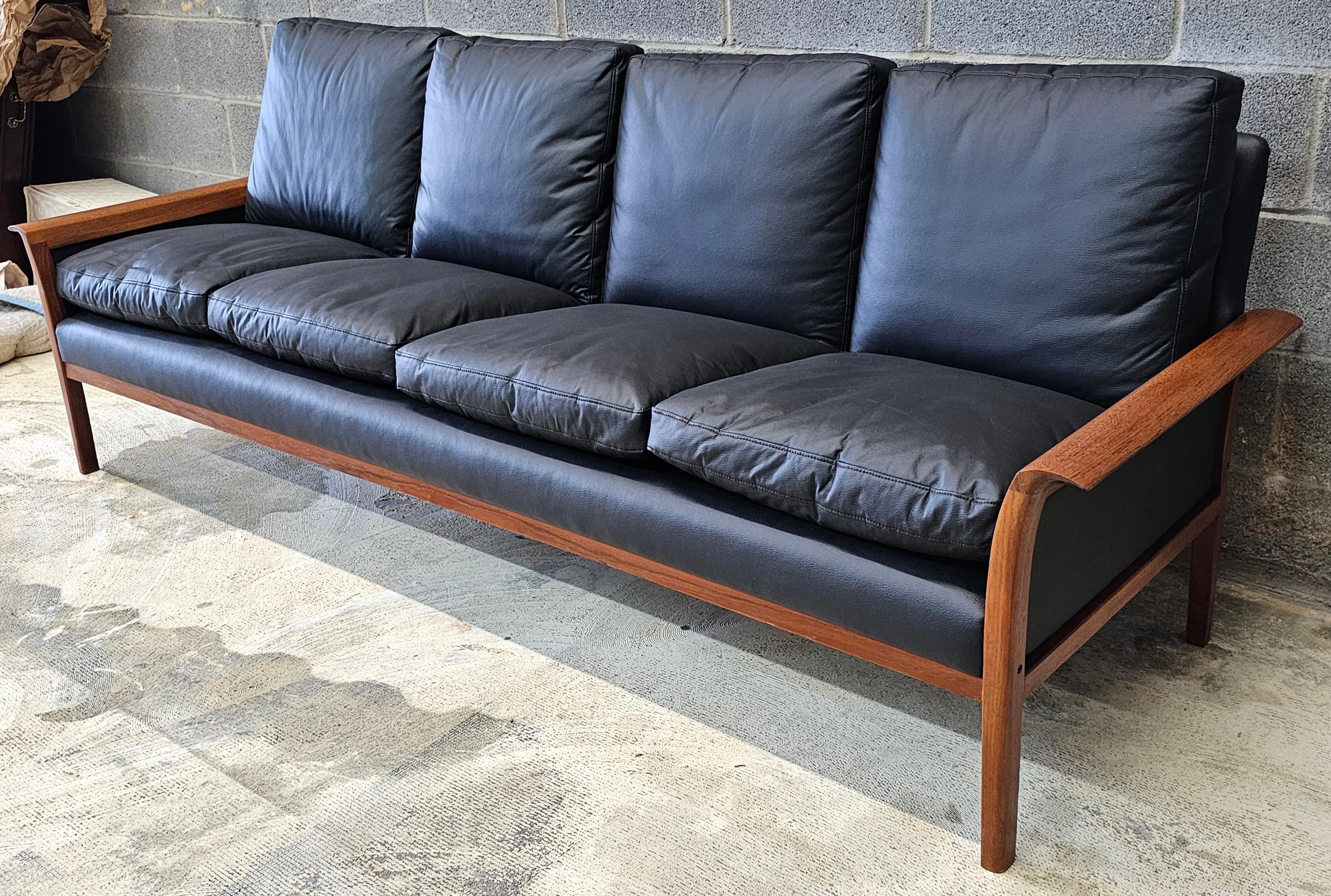 Norvégien Hans Olsen pour AM Mobler MCM Modèle 500 Canapé en teck et cuir en vente