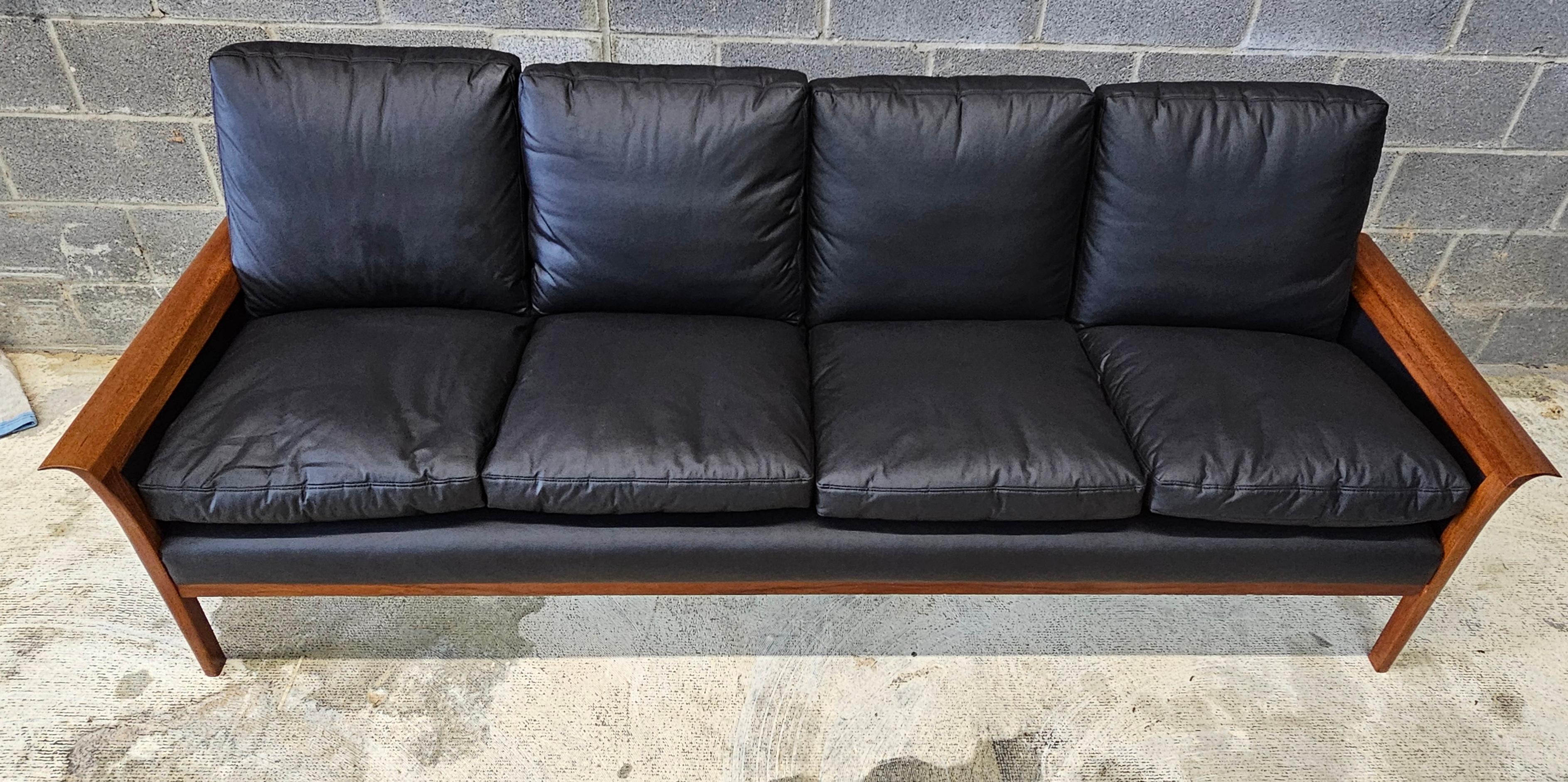 Tacheté Hans Olsen pour AM Mobler MCM Modèle 500 Canapé en teck et cuir en vente
