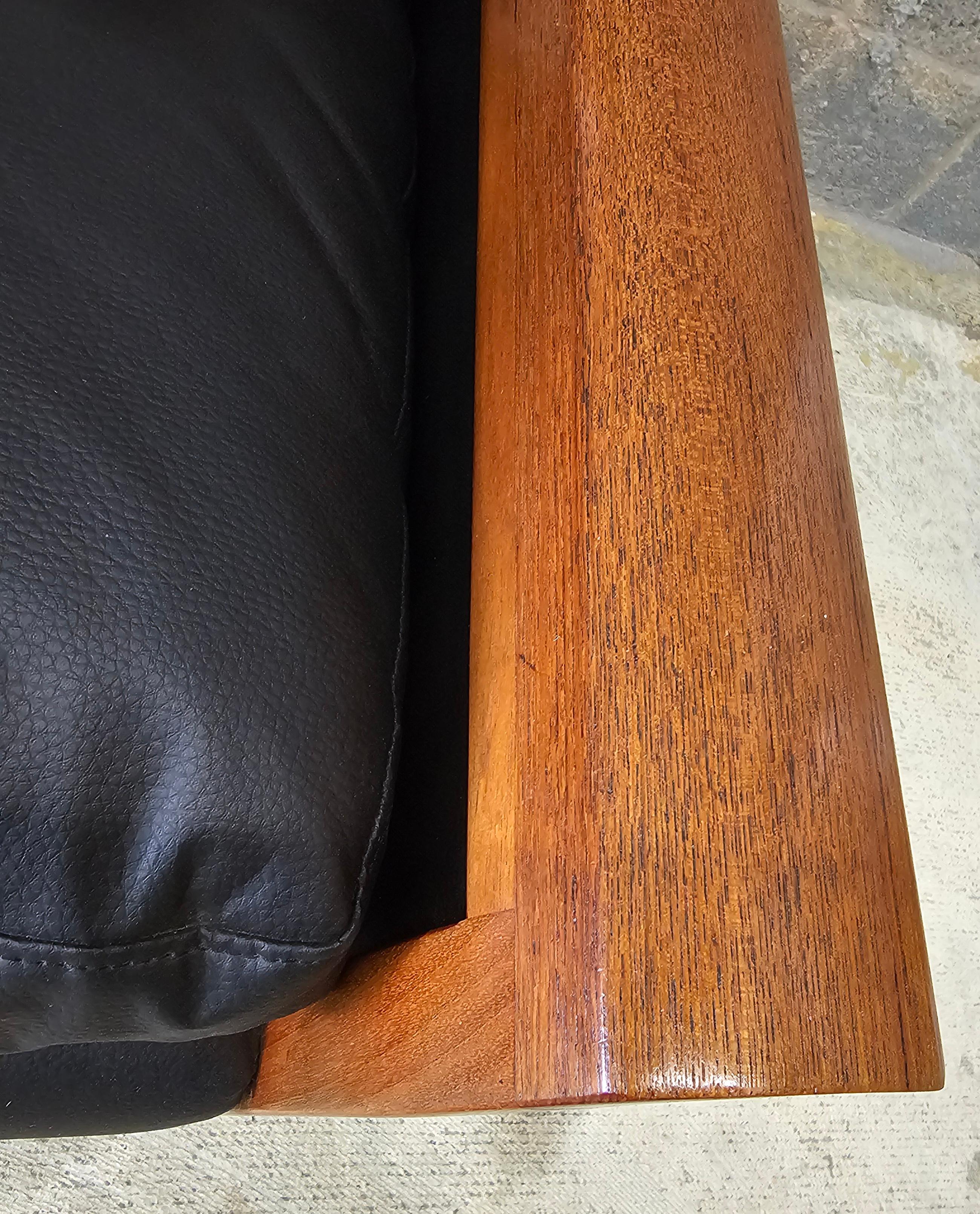 Hans Olsen pour AM Mobler MCM Modèle 500 Canapé en teck et cuir Excellent état - En vente à Germantown, MD