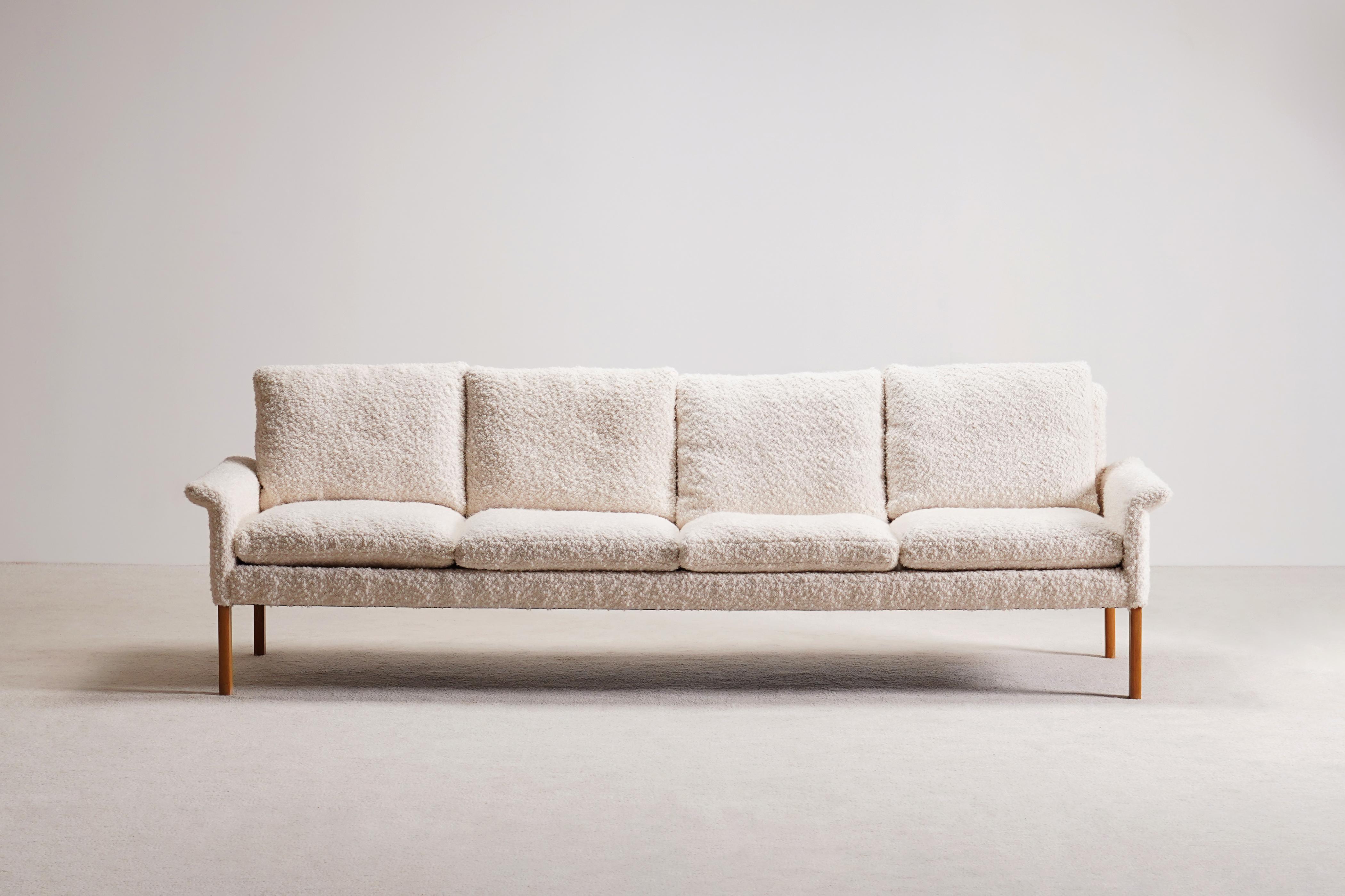 Elegant Four-seat sofa designed by Hans Olsen and manufactured by CS Møbler in Denmark, in the 1960s.

Original piece from the 1960s newly re-upholstered in the traditional way by the best French craftsmen, we used a high quality wool fabric