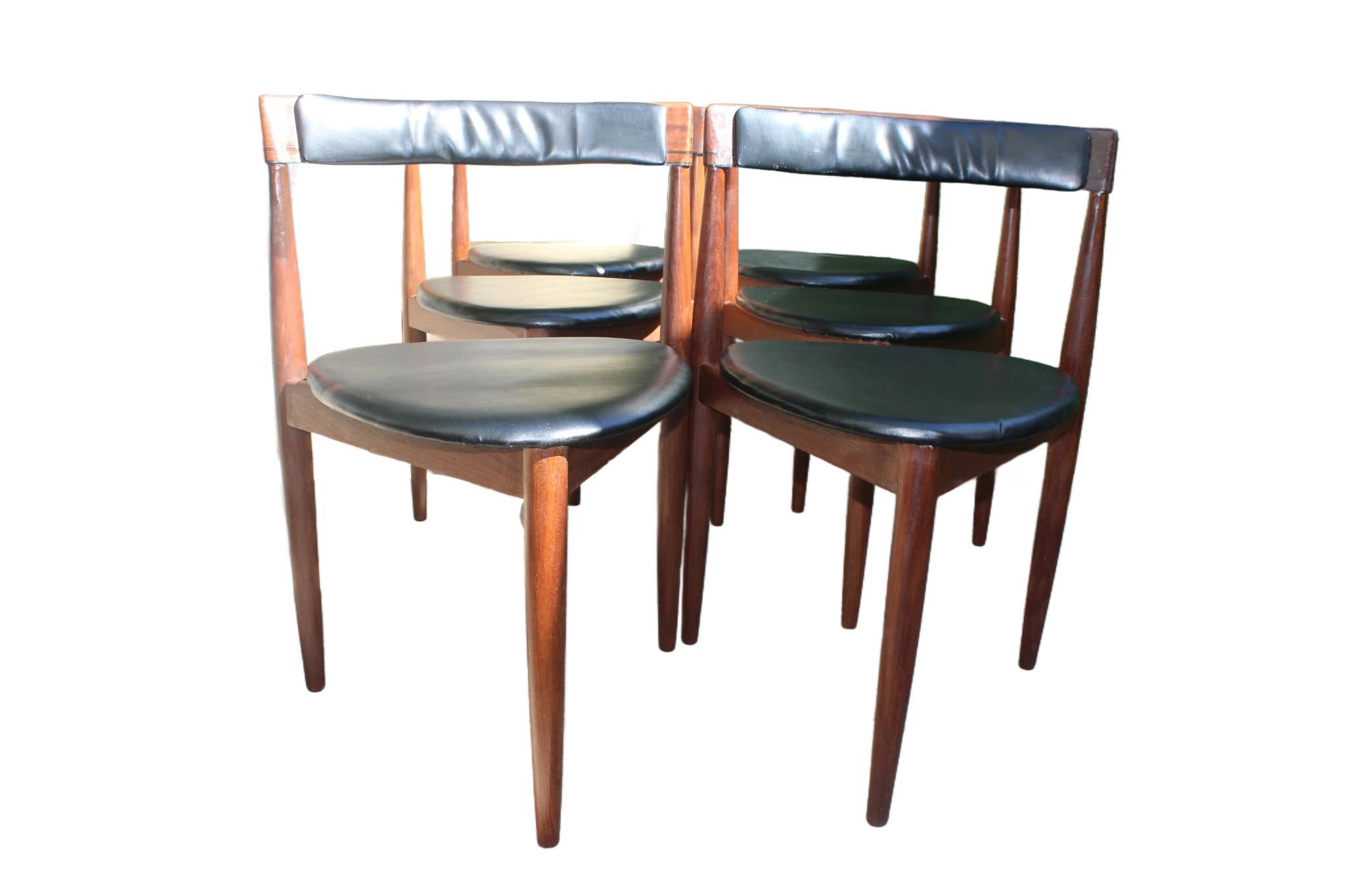 Sedie da pranzo in teak Hans Olsen - Set di 6 sedie Frem Røjle Danish Design (Sussex)
Questo splendido set di 6 sedie da pranzo in teak Hans Olsen introduce un'eleganza senza tempo nella tua casa. Progettato negli anni '60 per Frem Røjle, questo