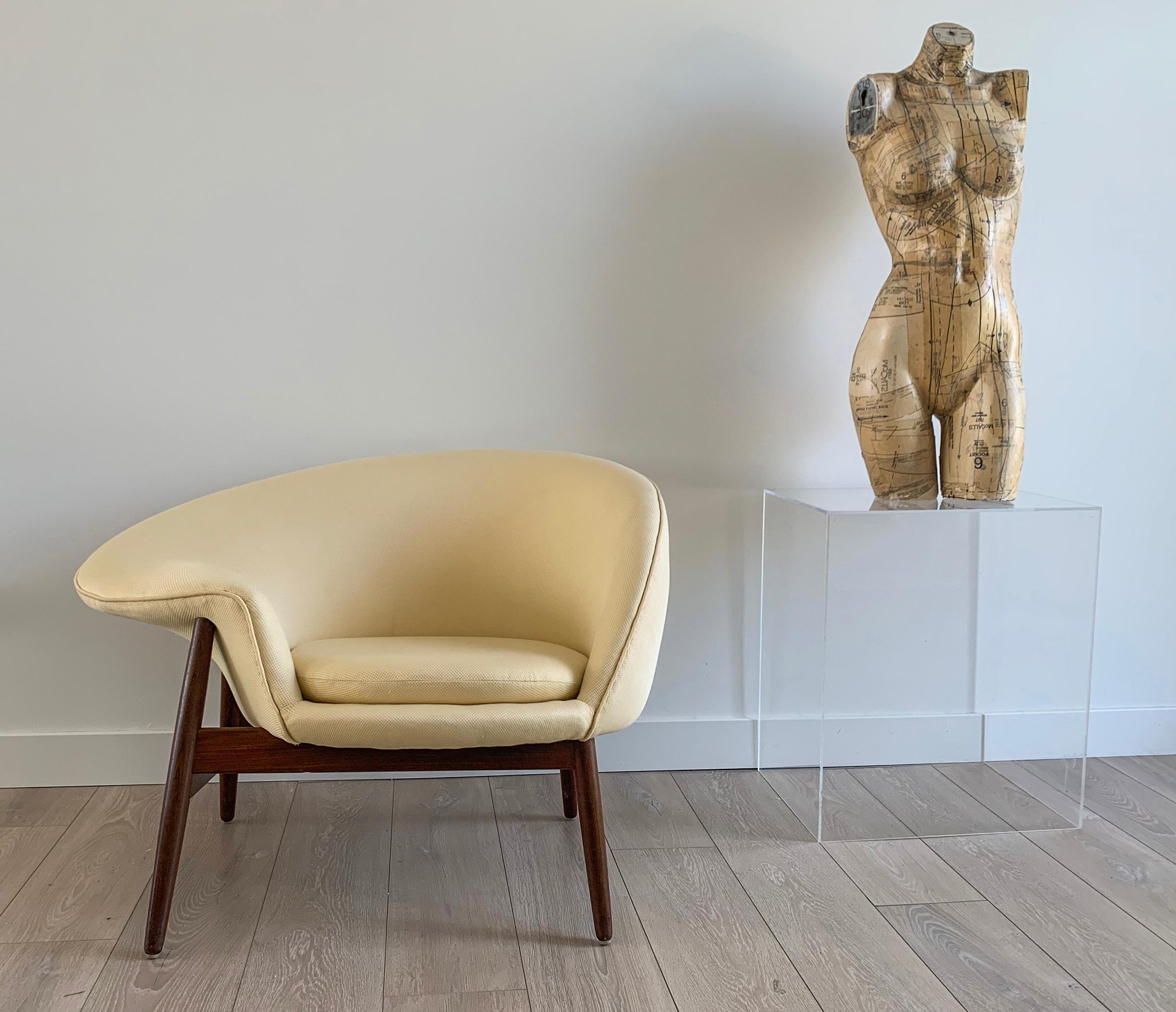 Available right now we have this gorgeous piece of iconic design by Hans Olsen for Bramin. This fried egg chair is in great condition with minimal wear consistent with age and use. Don't be fooled by the cheap imitation reproductions out there, this