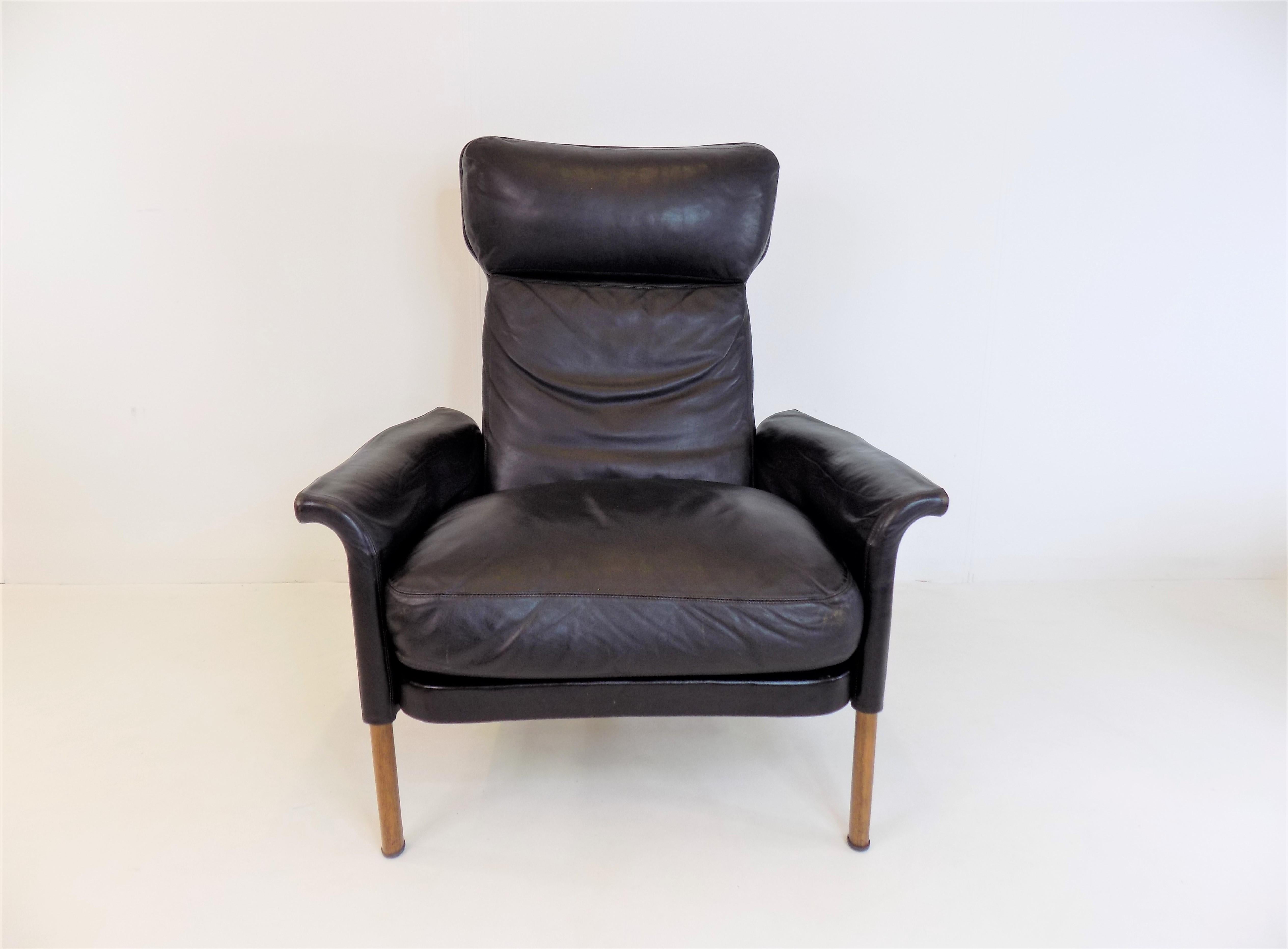 Milieu du XXe siècle Hans Olsen fauteuil en cuir avec pouf, 1960 en vente