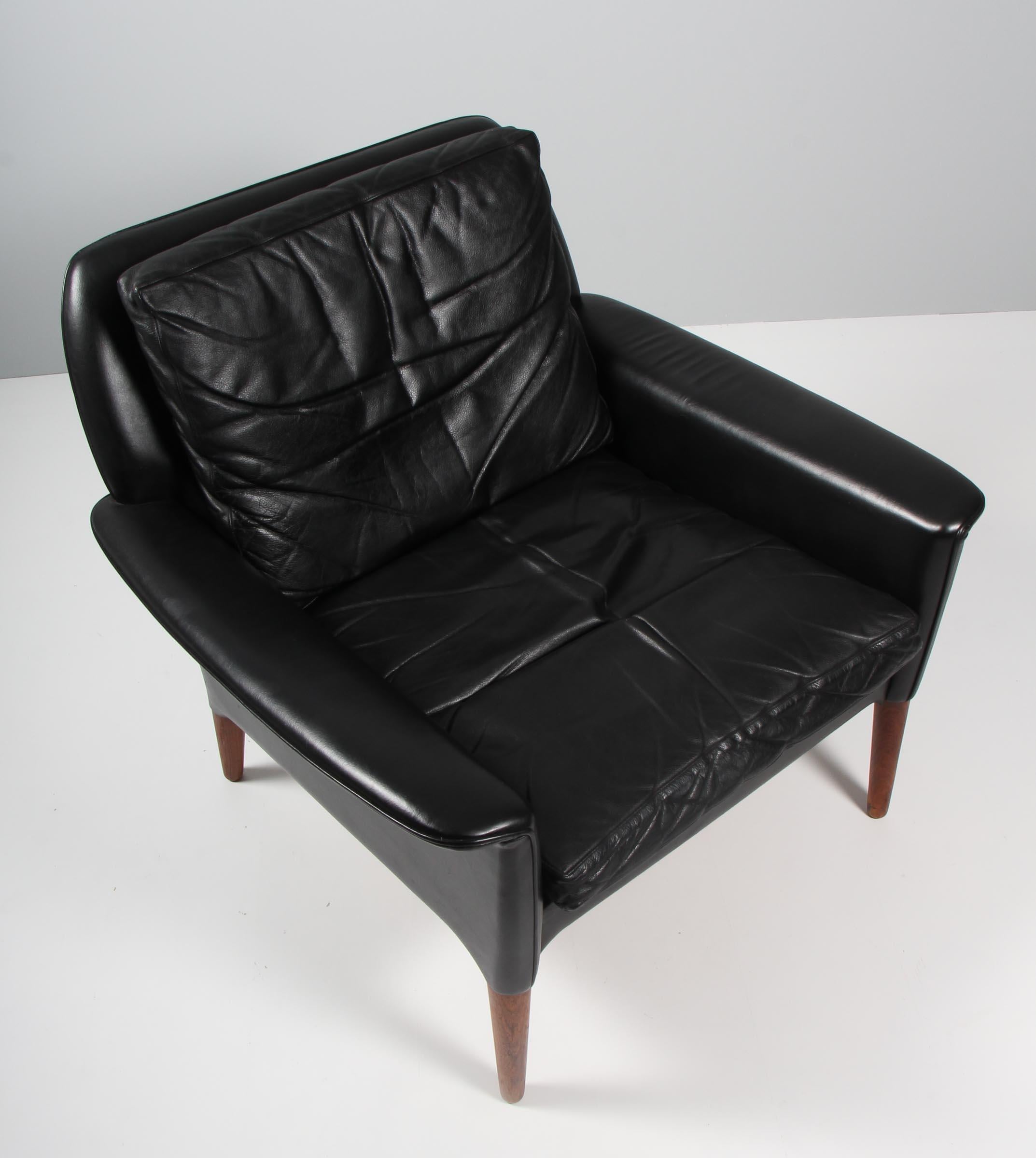 Hans Olsen lounge chair original upholstered with black leather.

Legs of rosewood.