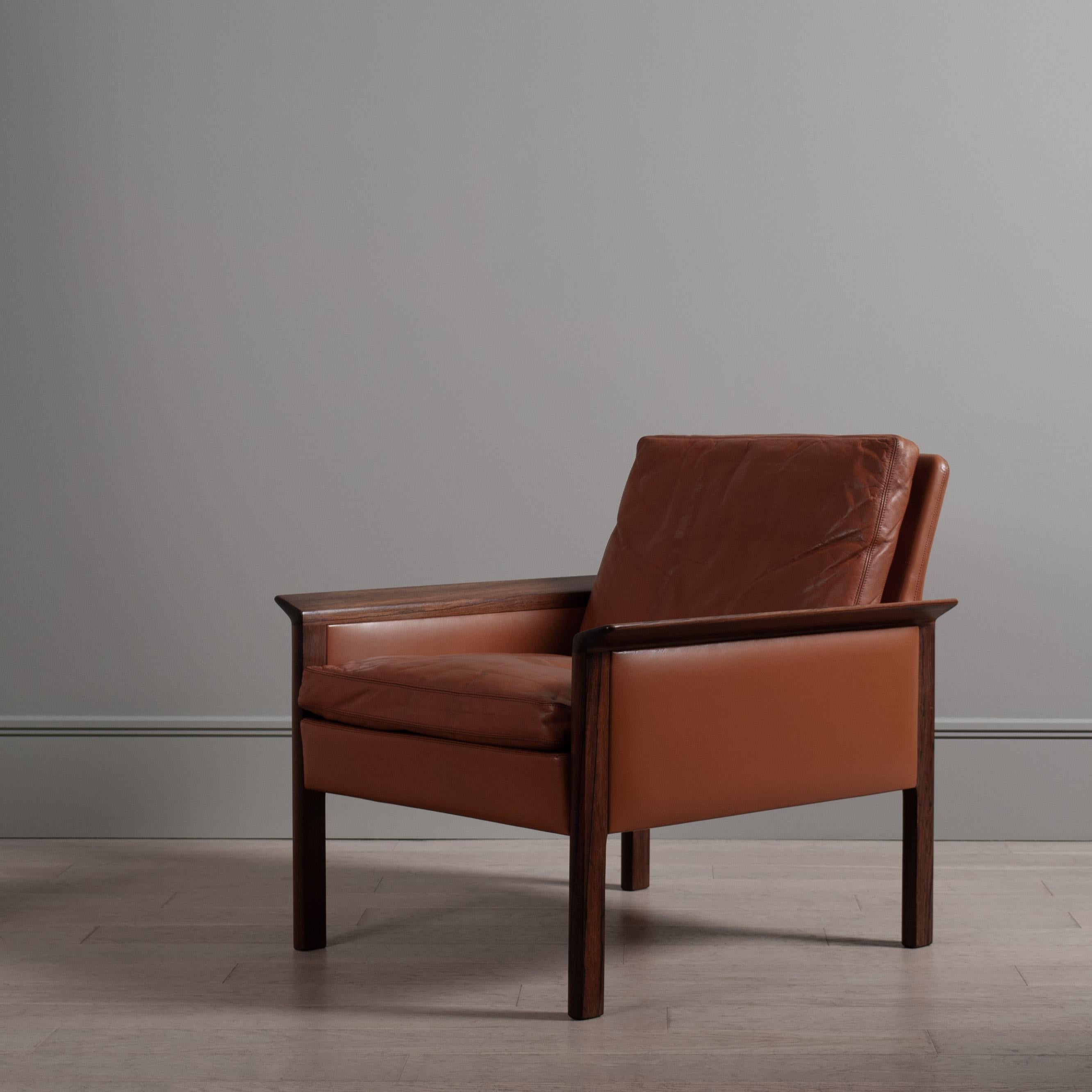 A rare Olsen model 500. Original cognac leather upholstery. Designed by Hans Olsen for CS Mobler, Denmark during the 1950s. In very good condition throughout. 
Extremely comfortable - An excellent lounging chair and visually rewarding. The wooden