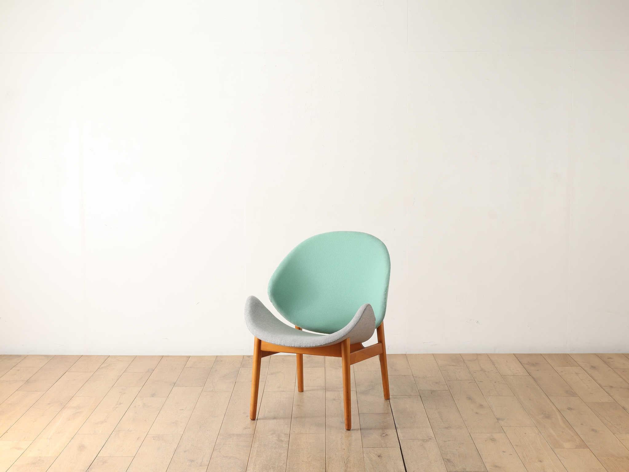 Dieser Sessel wurde vom dänischen Möbeldesigner Hans Olsen entworfen. Die Anzahl dieser Stühle, die heute im Umlauf sind, ist sehr gering, was sie zu einem seltenen und wertvollen Produkt macht. Viele seiner Werke zeichnen sich durch einfache Linien
