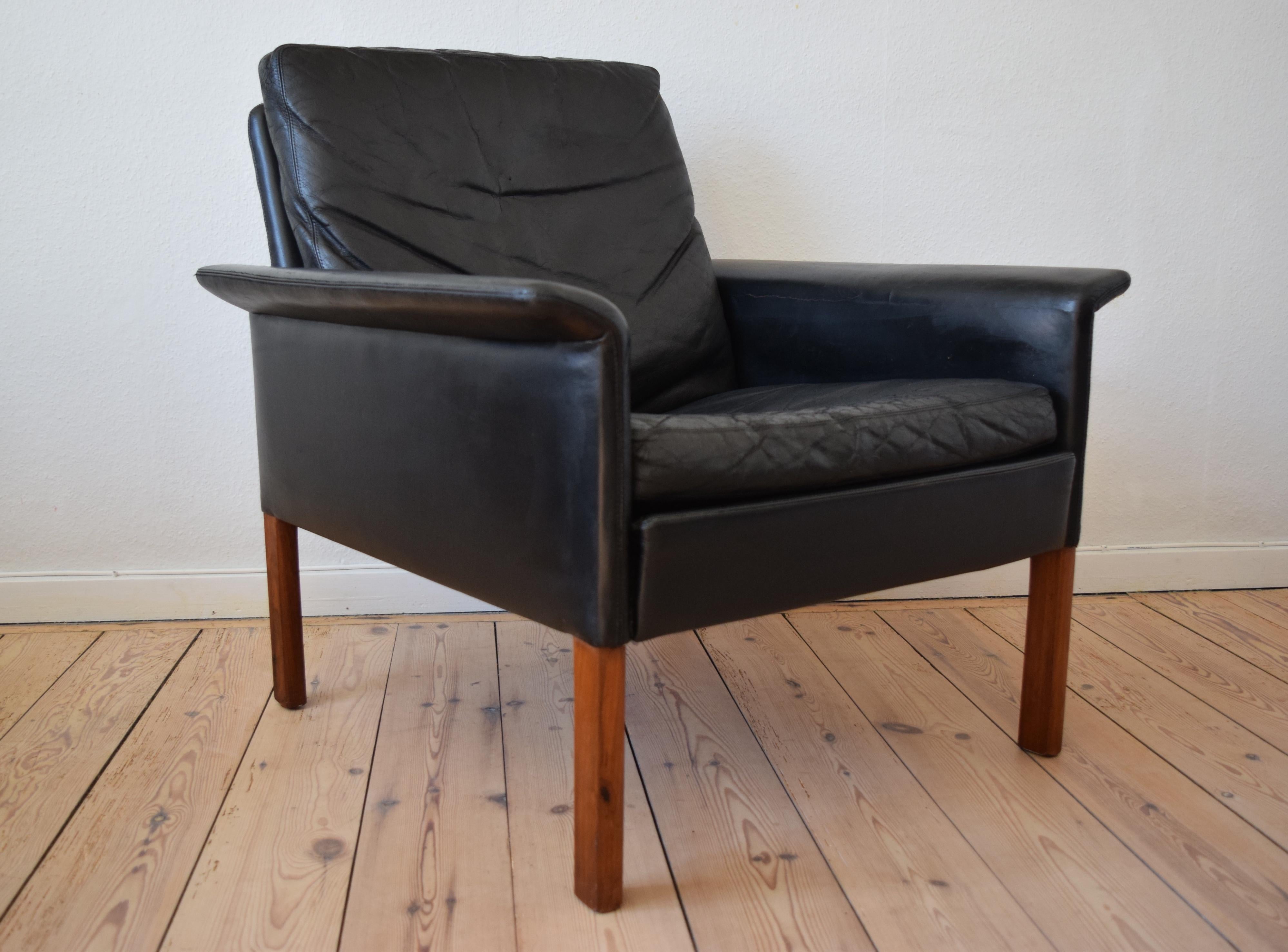 Model 500 black leather armchair designed by Danish designer Hans Olsen for CS Møbler in the 1960s. Stunning design with its clean lines and overall sophisticated appearance. The arms have very unique flared wings at either end giving this piece a
