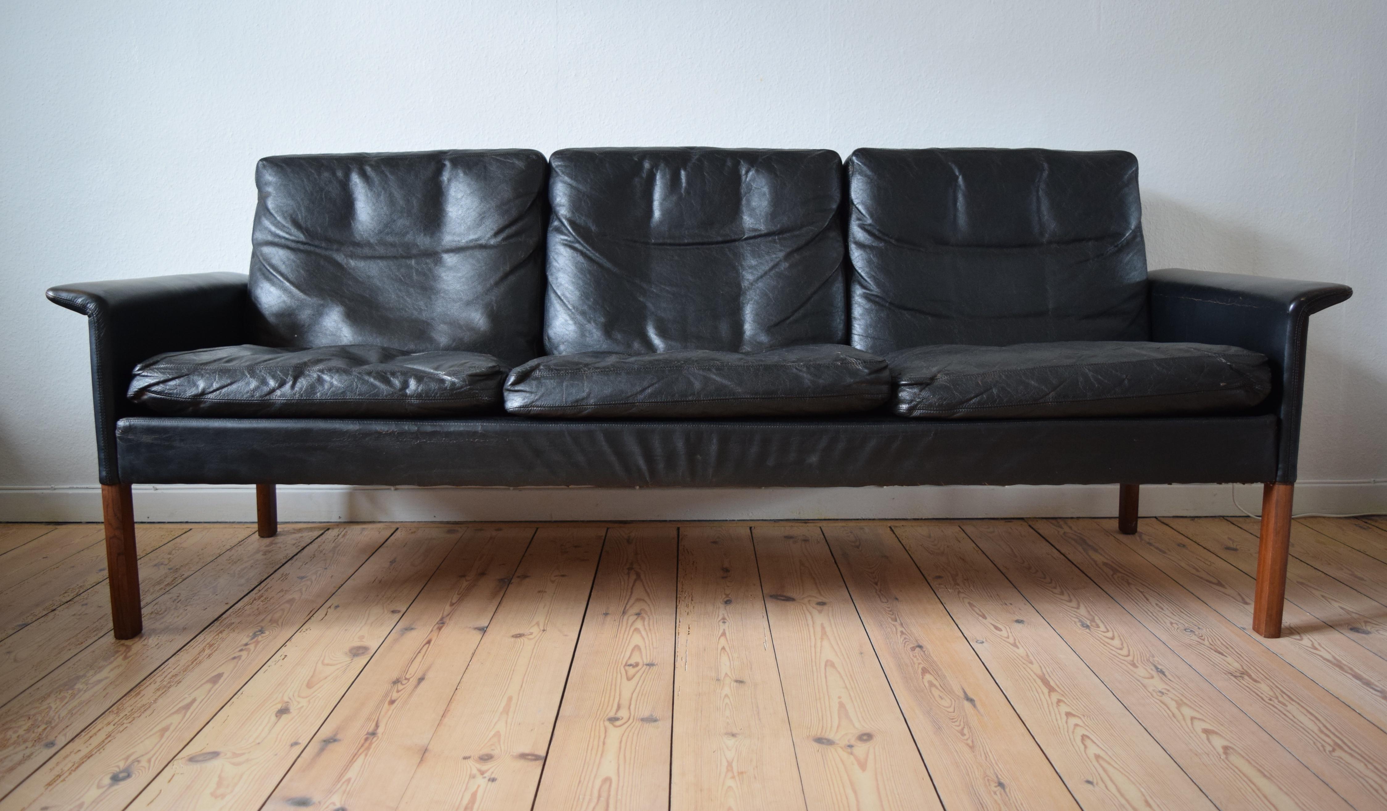 The model 500 sofa by Hans Olsen is one of his most iconic designs. The flipper armrests and narrow sides give this piece it's distinctive sleek appearance. Manufactured by CS Møbler in the 1960s these sofas still look great today. On the front a