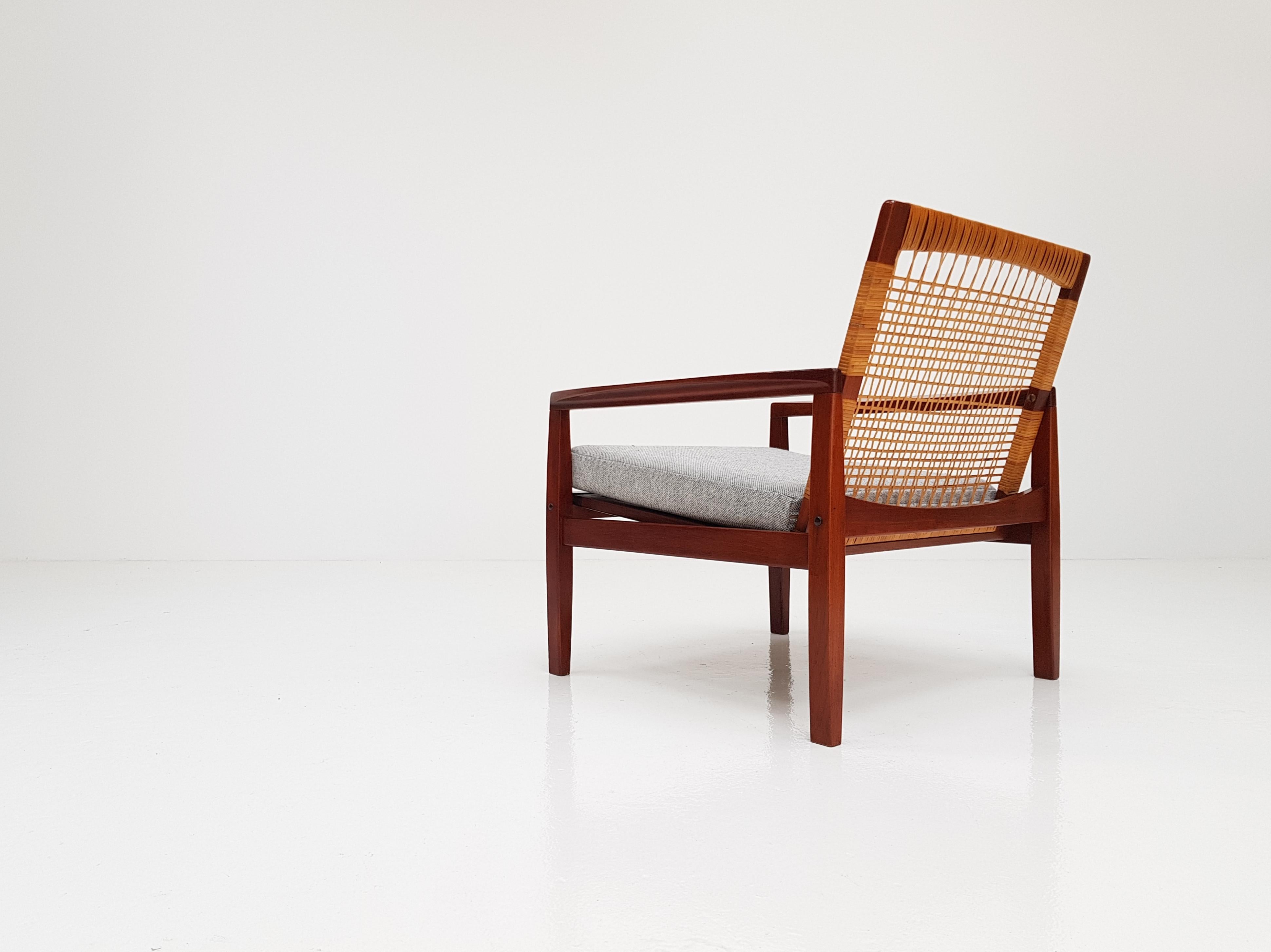 A Hans Olsen Model 519 easy chair, produced by Juul Kristensen, Denmark, in the late 1950s.

Restored and newly reupholstered in Kvadrat Hallingdal 116 fabric.




 