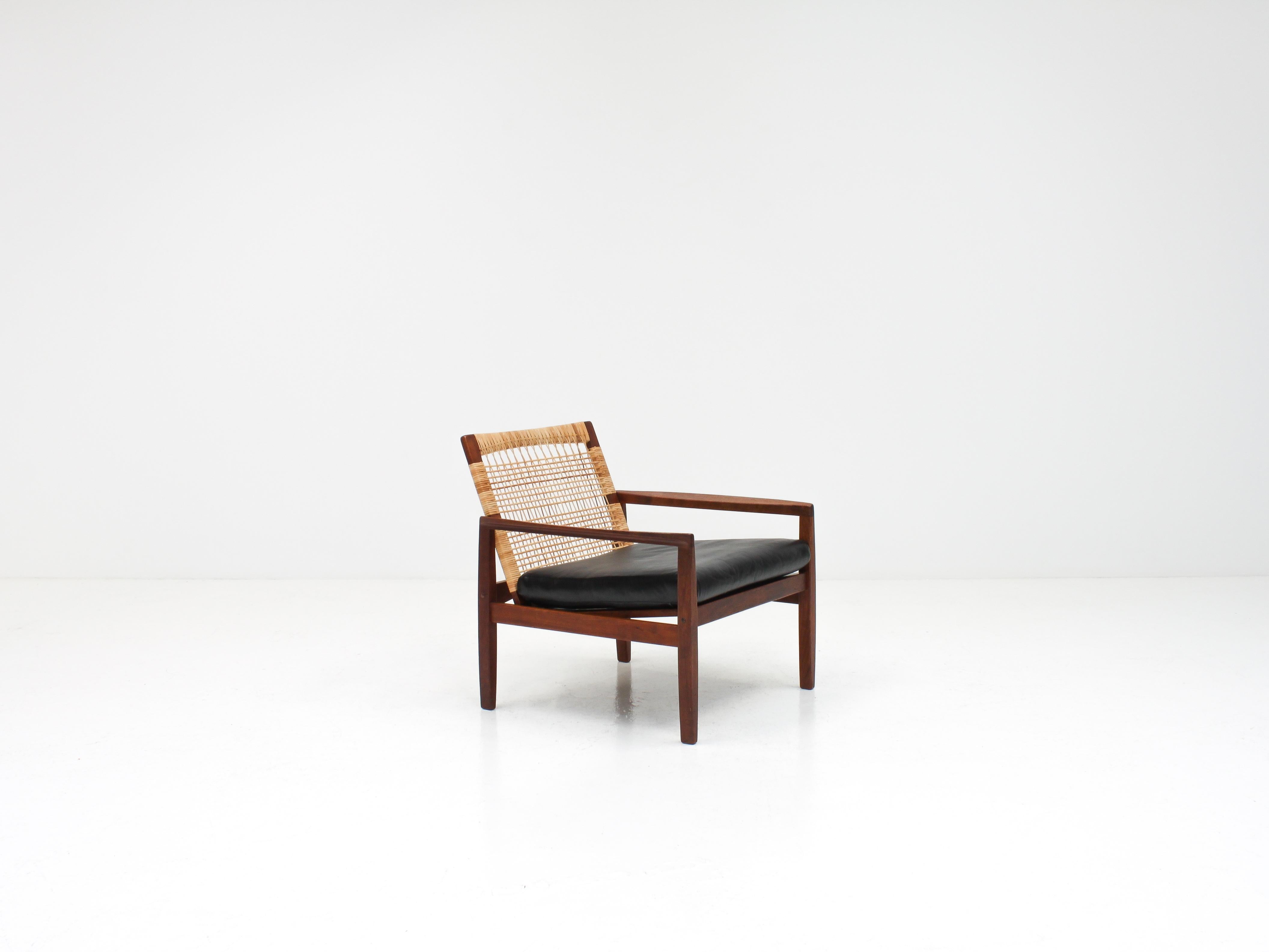 A Hans Olsen Model 519 easy chair, produced by Juul Kristensen, Denmark, in the late 1950s/early 1960s.

Featuring a 