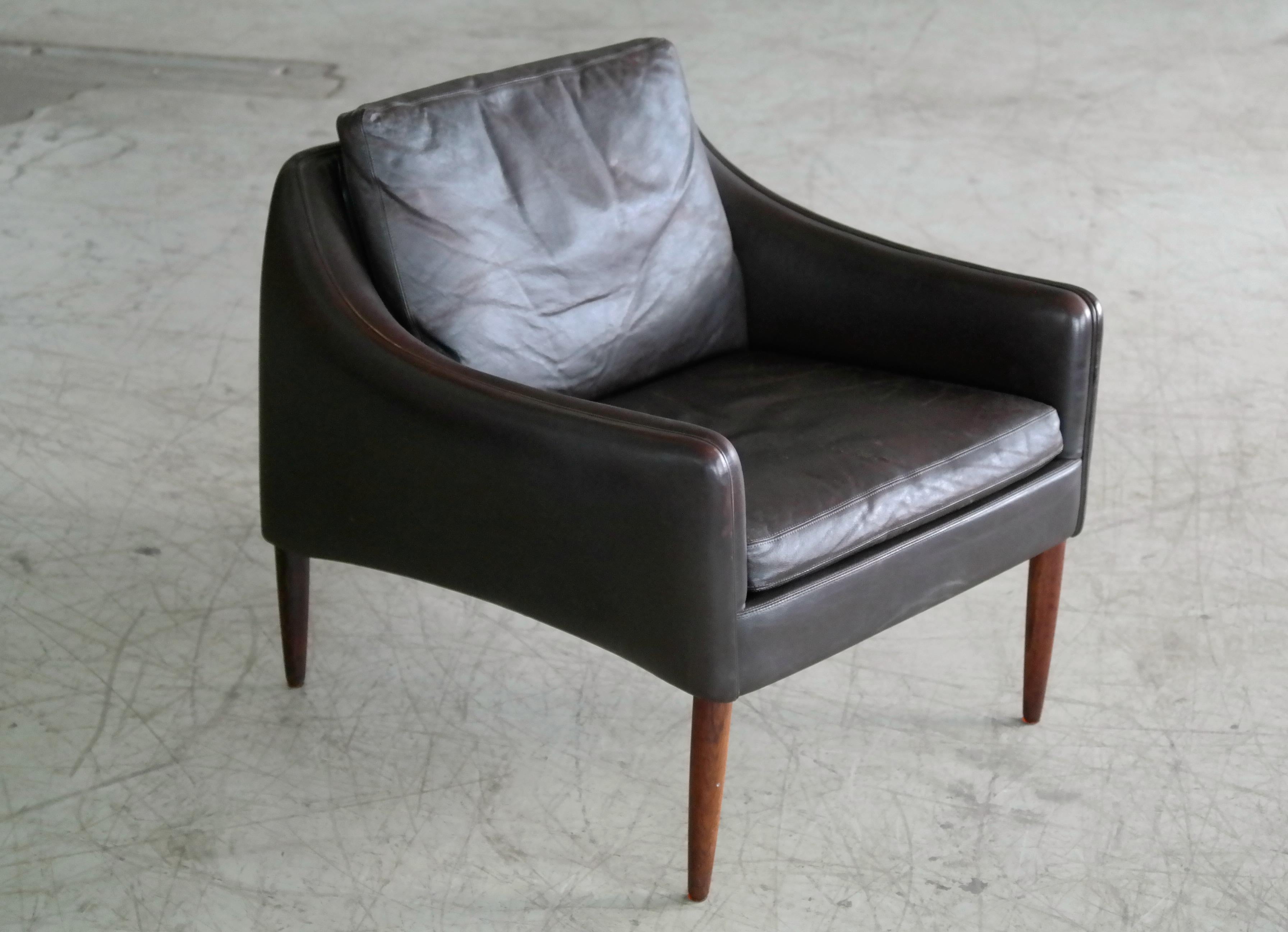 Hans Olsen Pair of Danish Lounge Chairs in Brown Leather and Rosewood Legs  In Good Condition In Bridgeport, CT