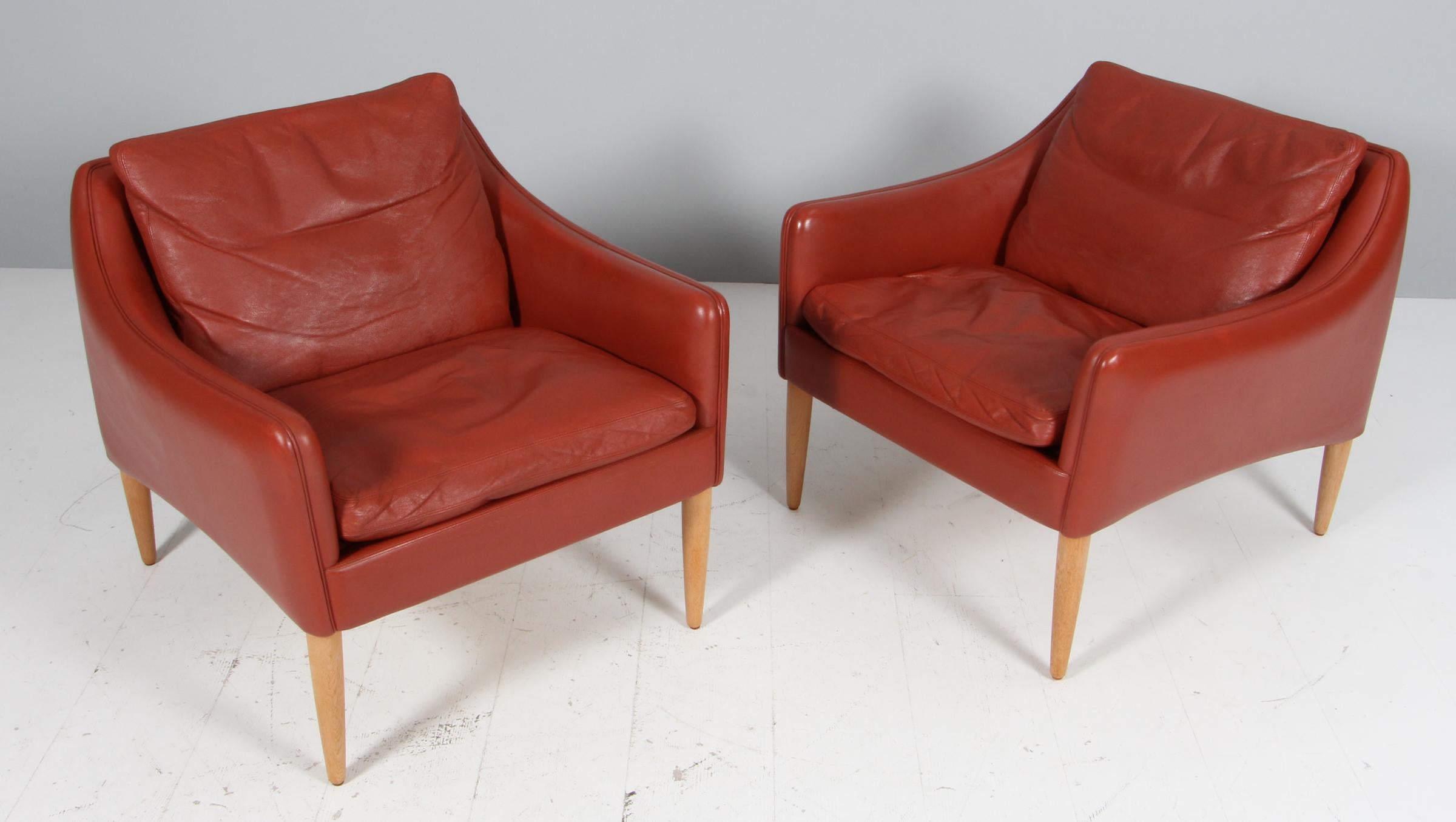 Chaises longues Hans Olsen avec pieds en chêne.

Revêtement d'origine en cuir cognac tan.

Fabriqué par C.S. Møbler.