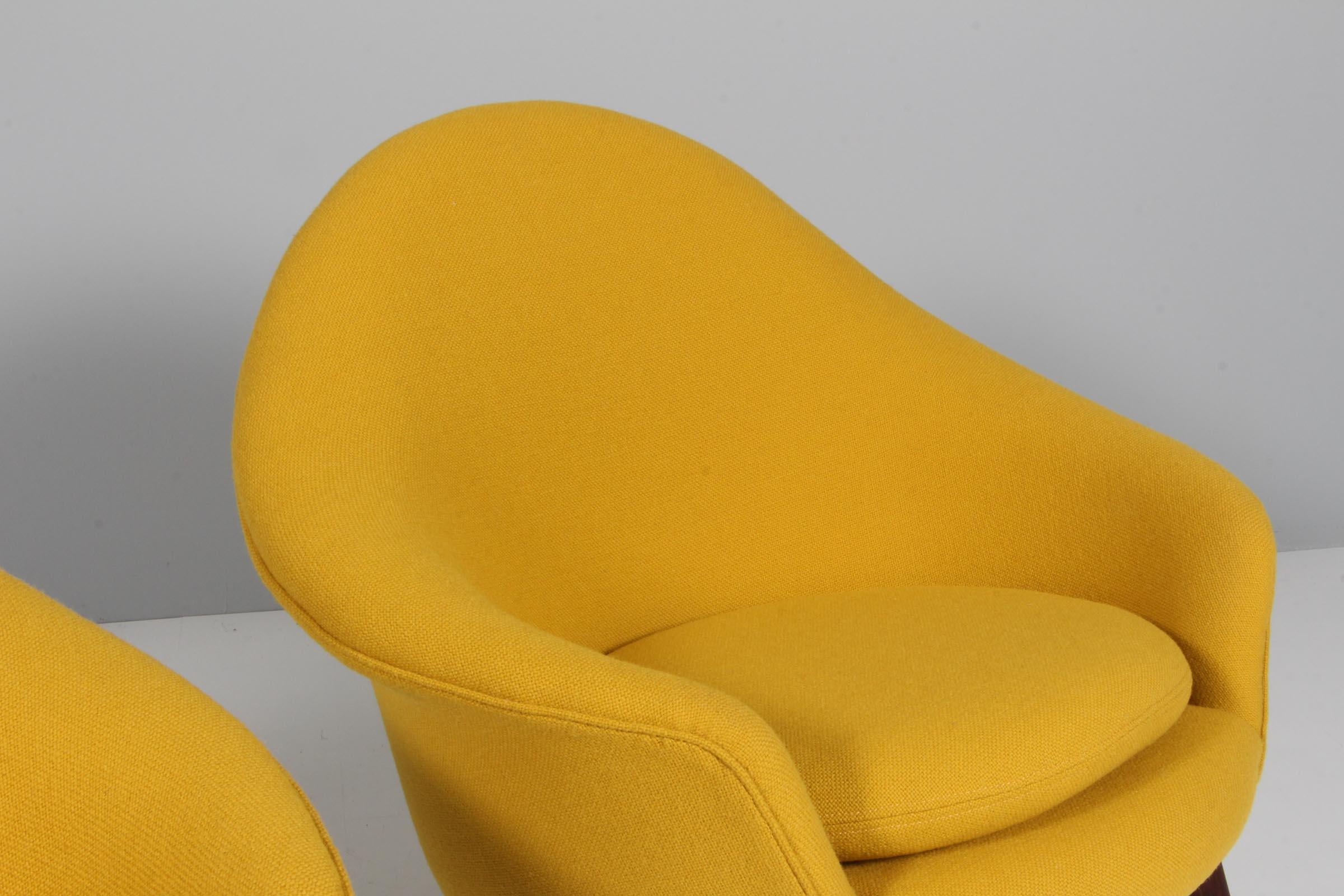 Hans Olsen, Pair of Lounge Chairs, Yellow Hallingdal from Kvadrat. Model 187 In Good Condition For Sale In Esbjerg, DK