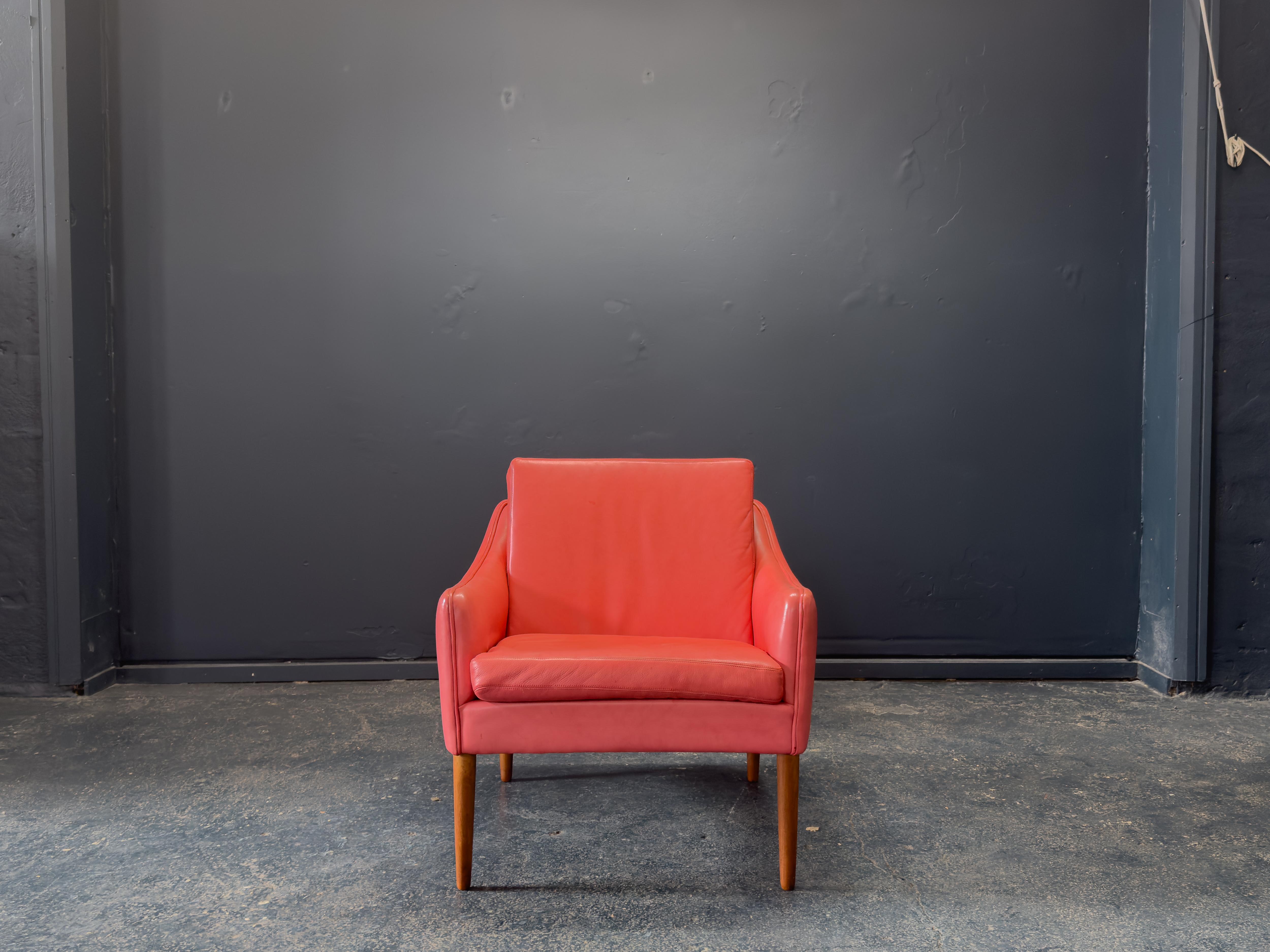 Ce fauteuil en cuir rouge de Hans/One est un exemple audacieux mais raffiné du design moderne danois. Définie par sa forme sculpturale et l'utilisation confiante des matériaux, la chaise équilibre l'élégance et le confort grâce à ses lignes