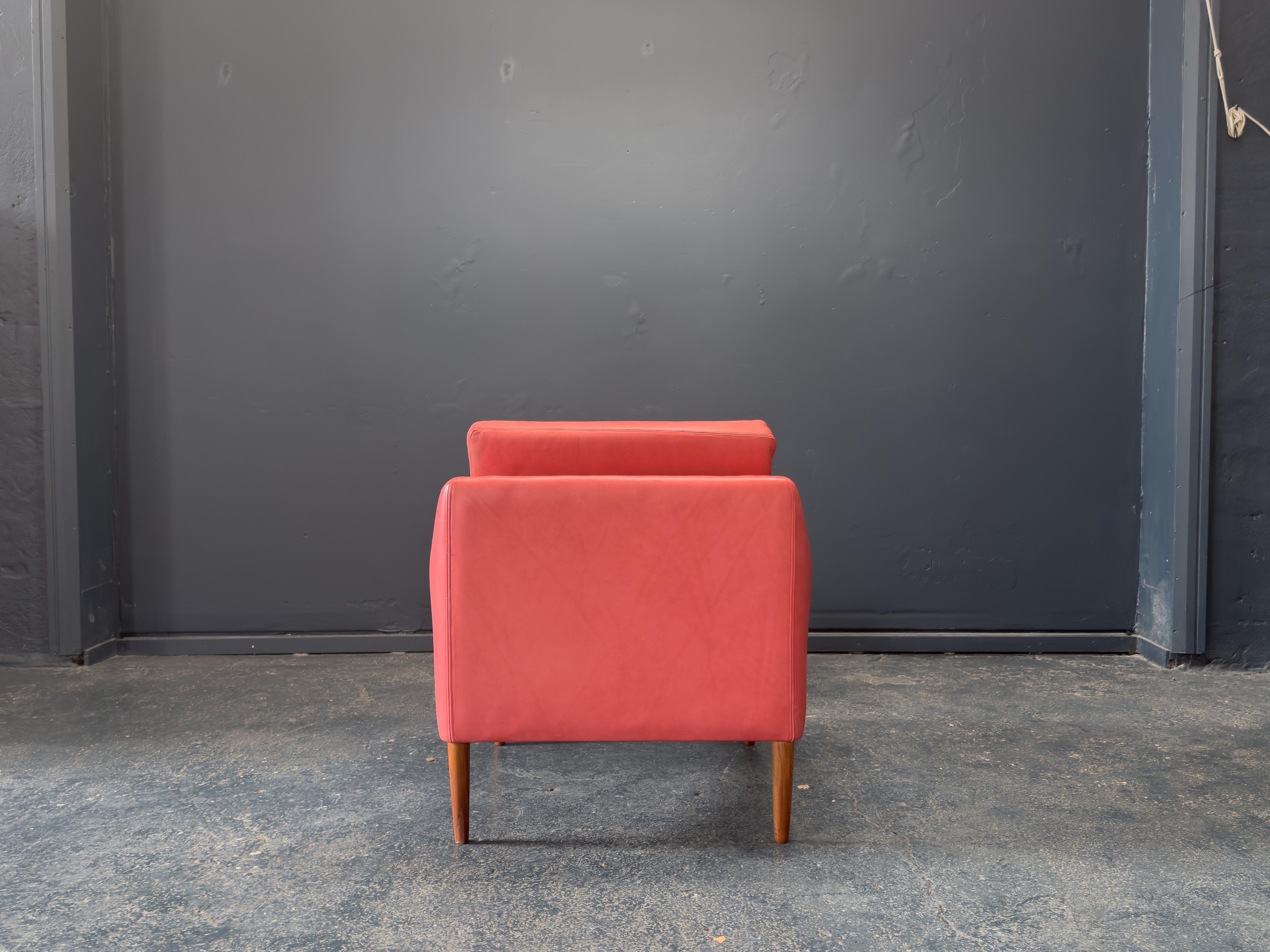 Mid-Century Modern Hans Olsen Fauteuil en cuir rouge en vente
