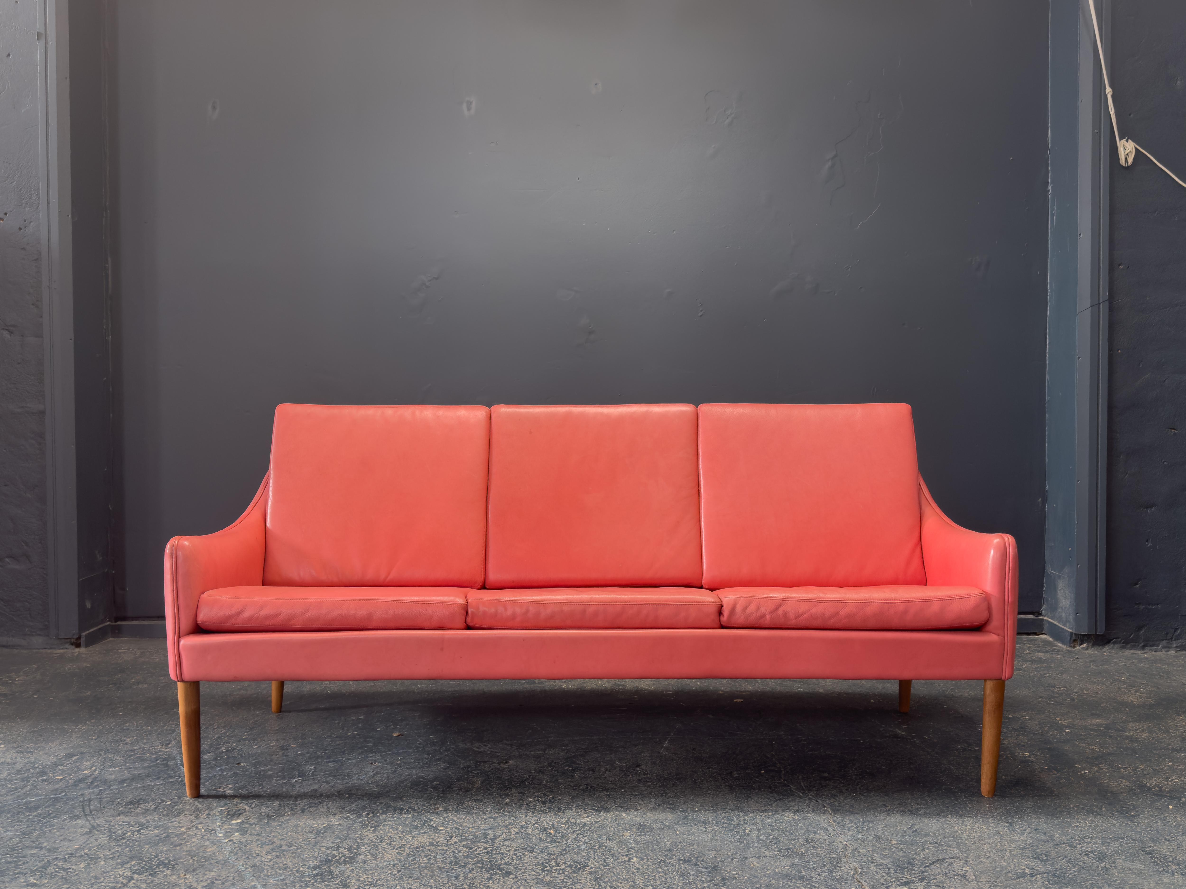 Mid-Century Modern Canapé en cuir rouge Hans Olsen en vente
