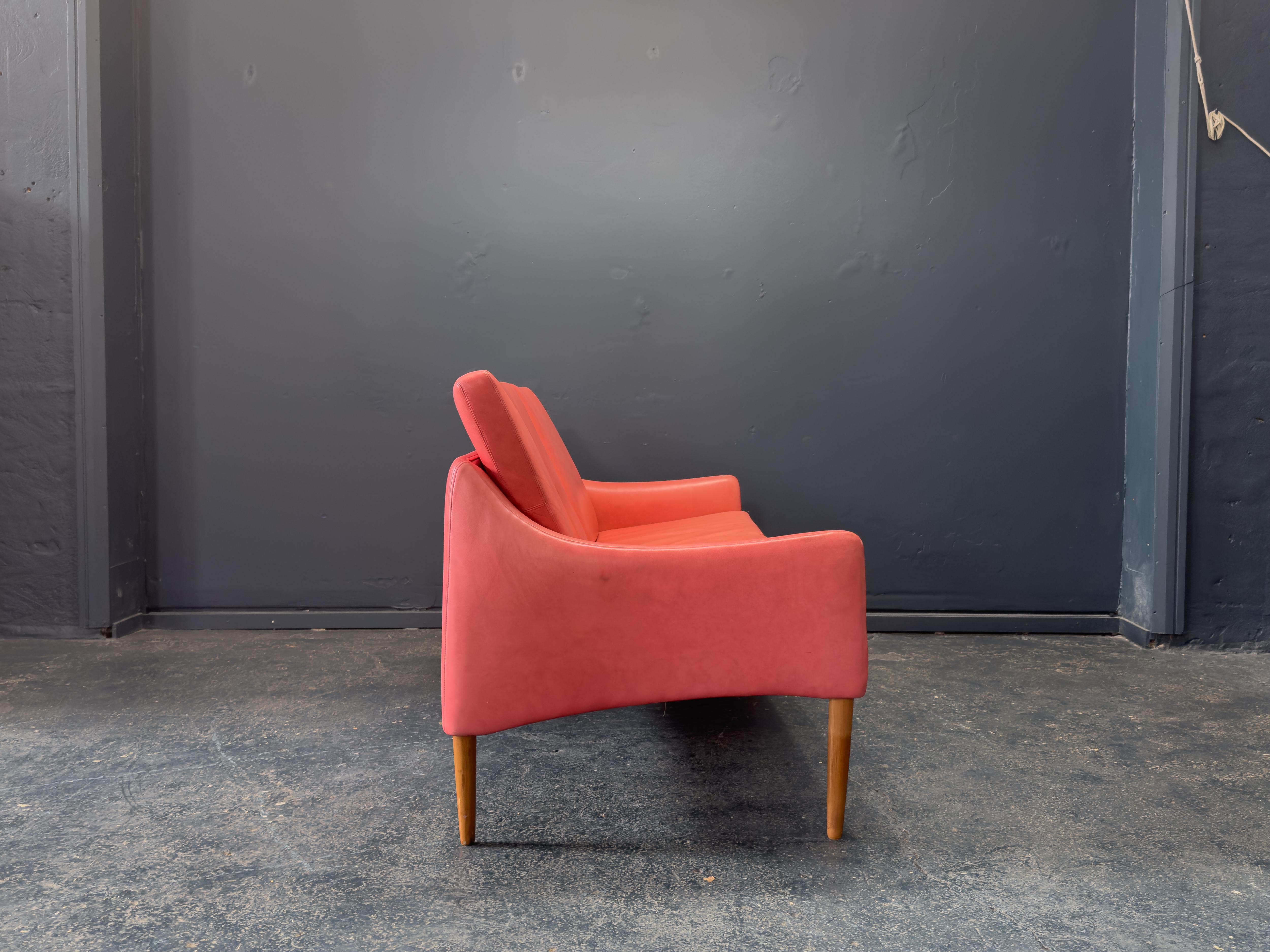 Danois Canapé en cuir rouge Hans Olsen en vente