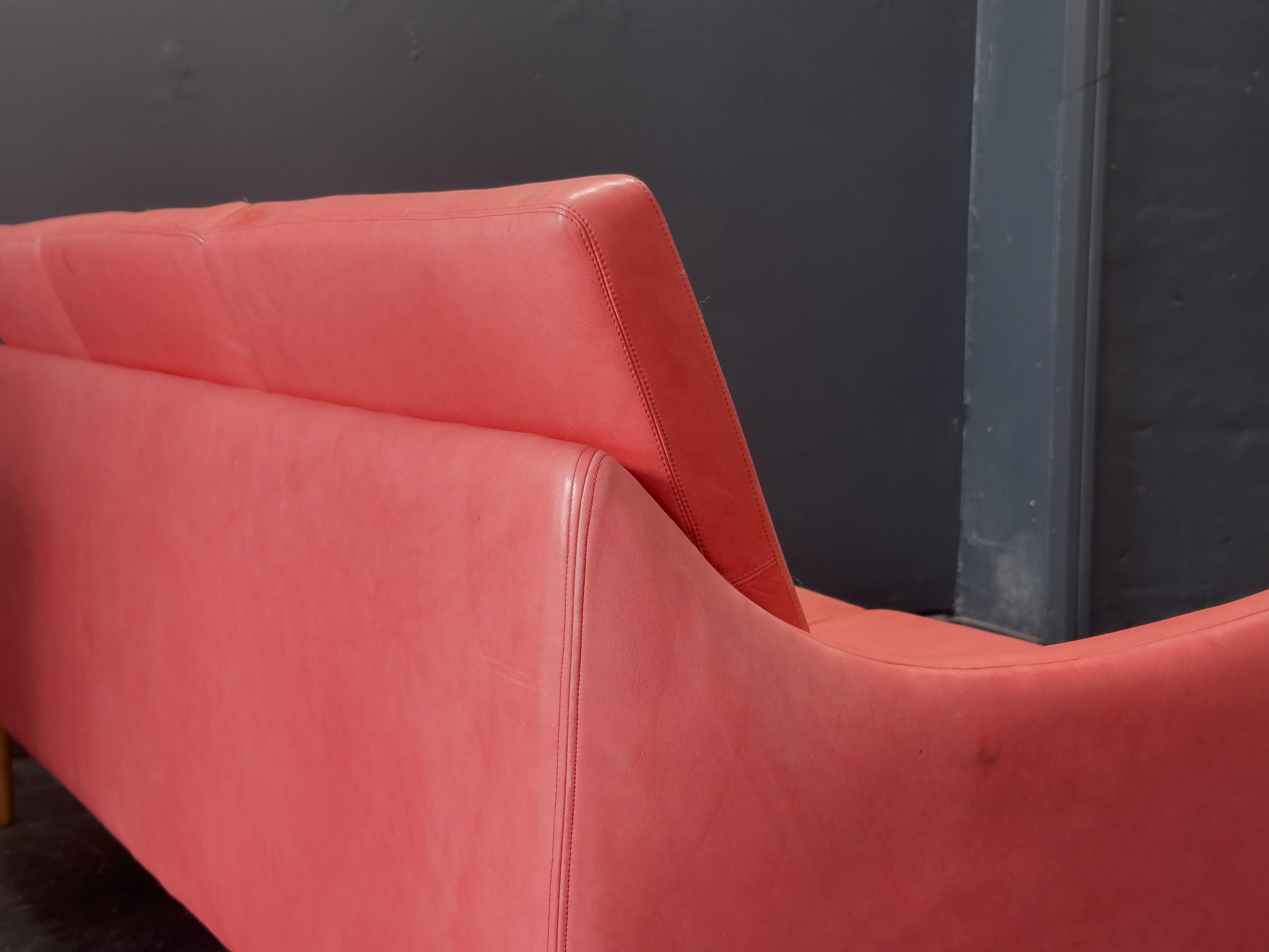 20ième siècle Canapé en cuir rouge Hans Olsen en vente