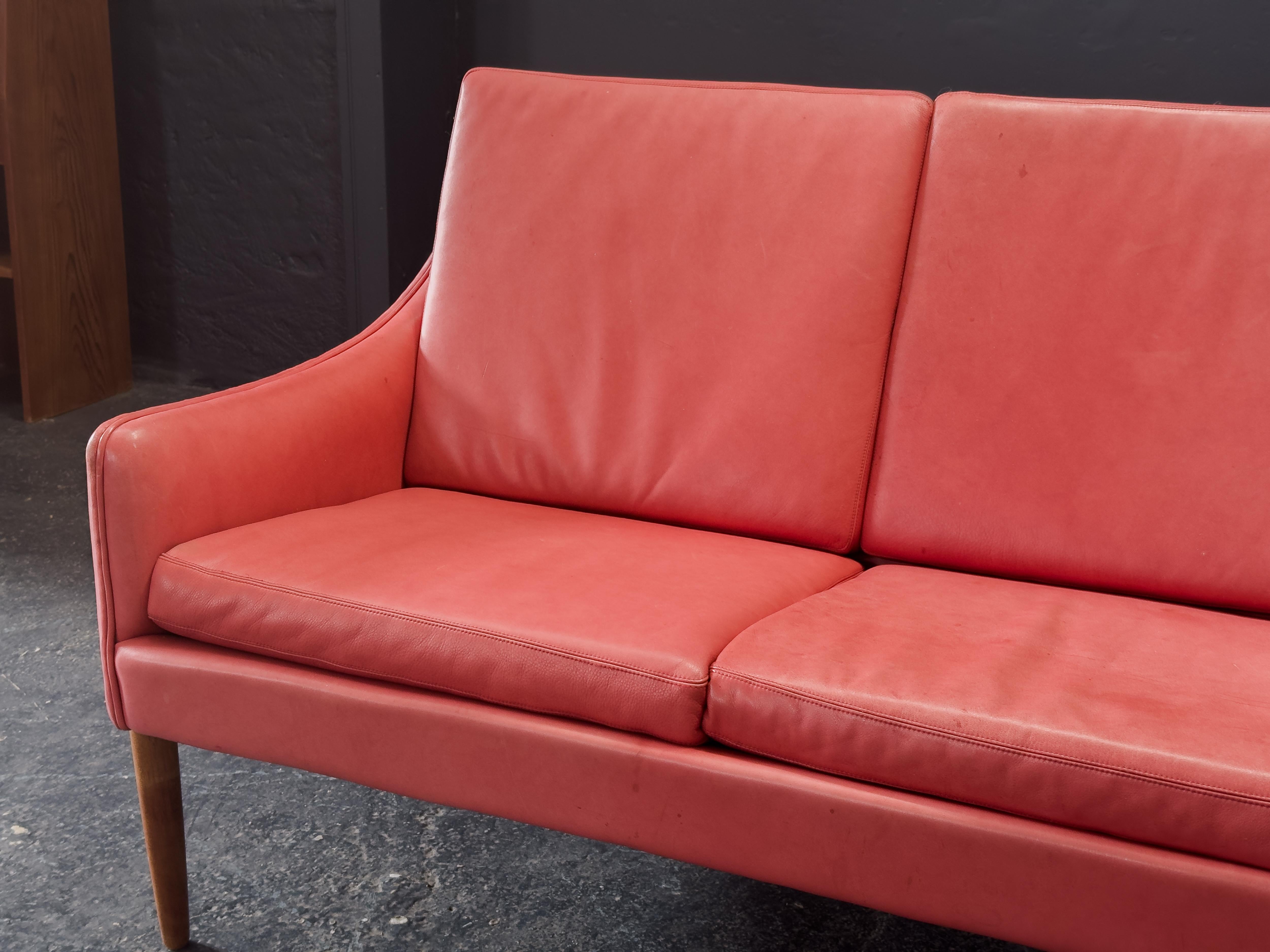 Canapé en cuir rouge Hans Olsen en vente 1