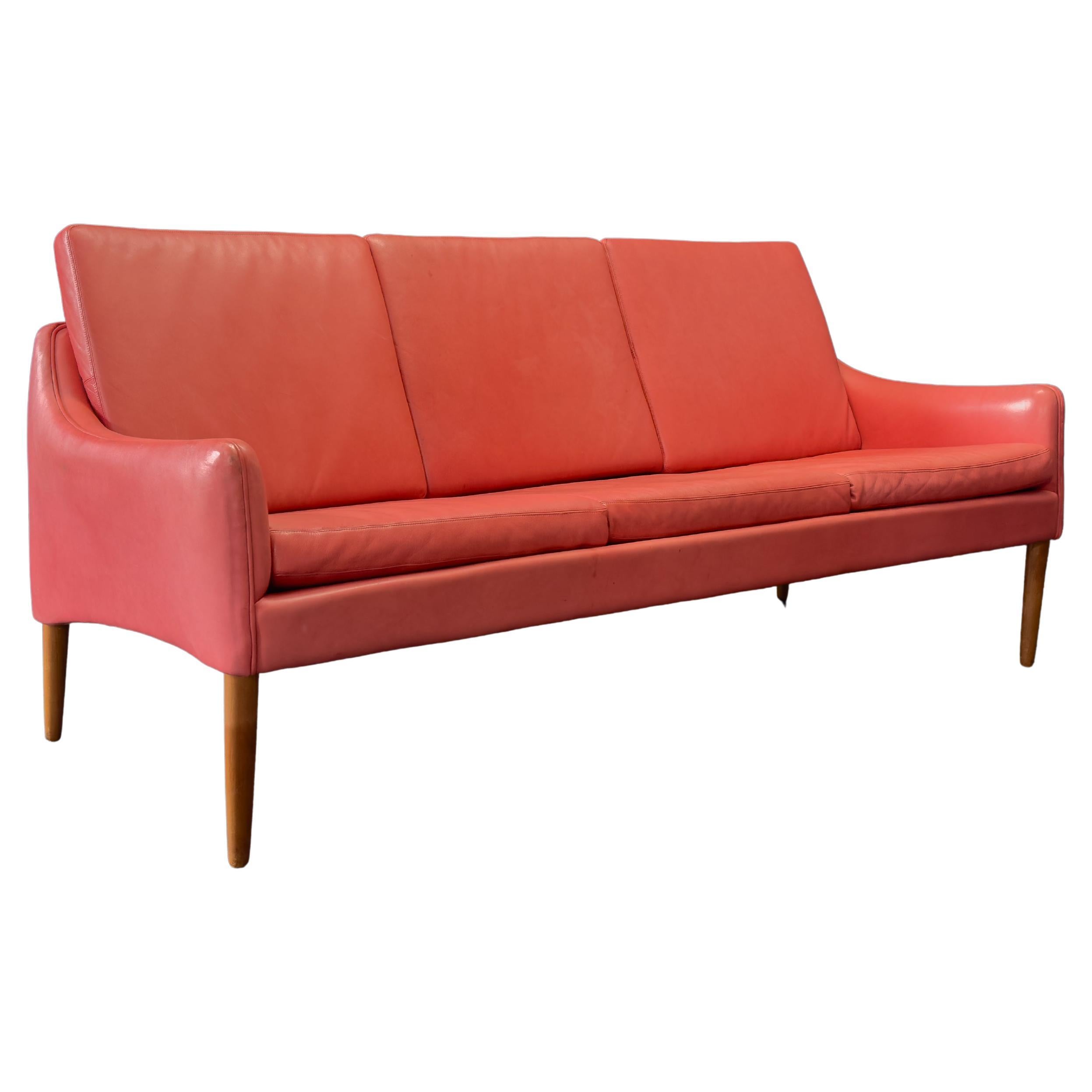 Canapé en cuir rouge Hans Olsen en vente