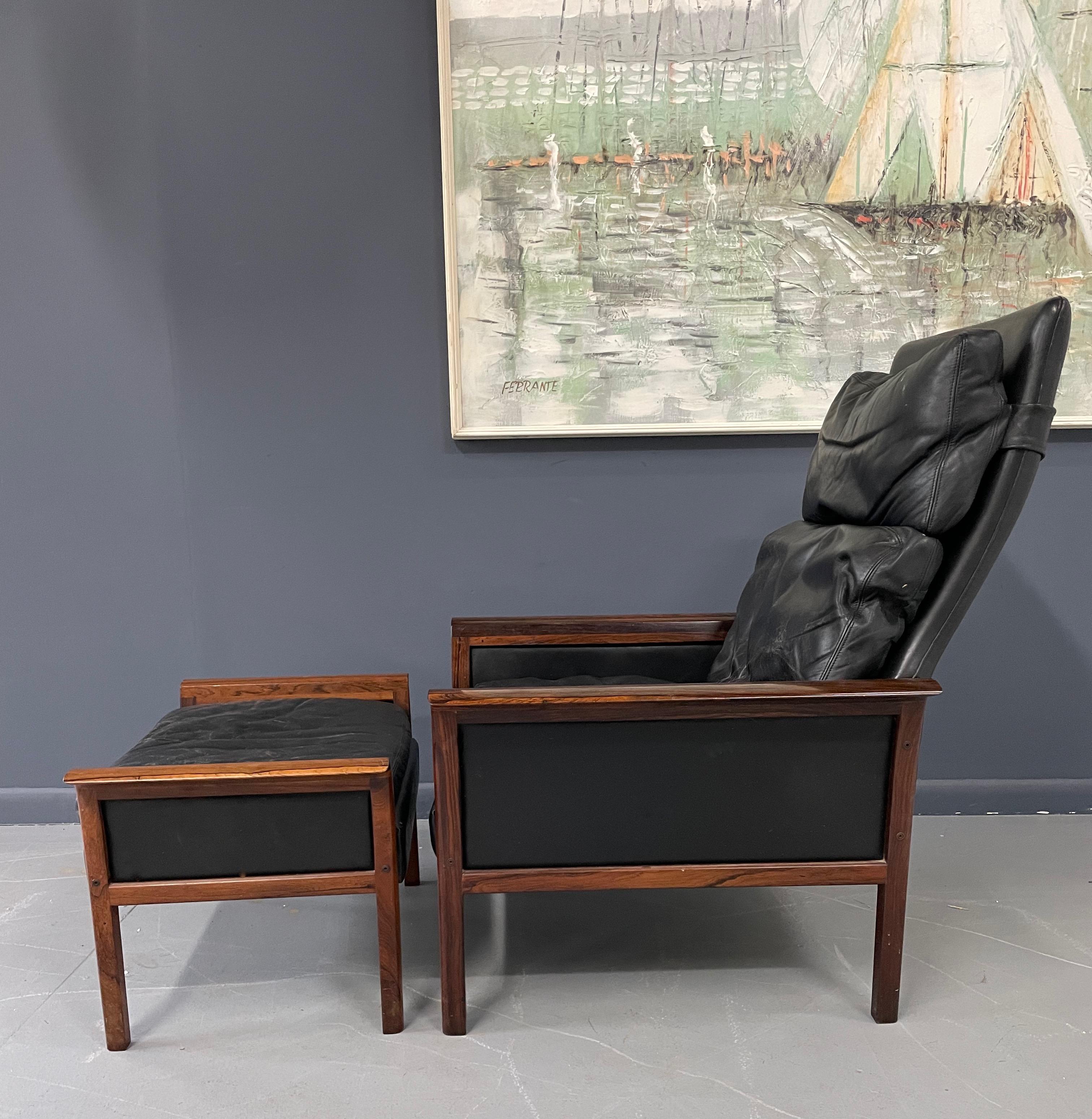 Hans Olsen rosewood lounge chair and ottoman. Otto Hans Olsen for Vatne Mobler. Dark brown leather. Rolled winged edge rosewood arms

This Danish lounge chair and ottoman in rosewood has a finely polished rosewood frame with dowel construction.