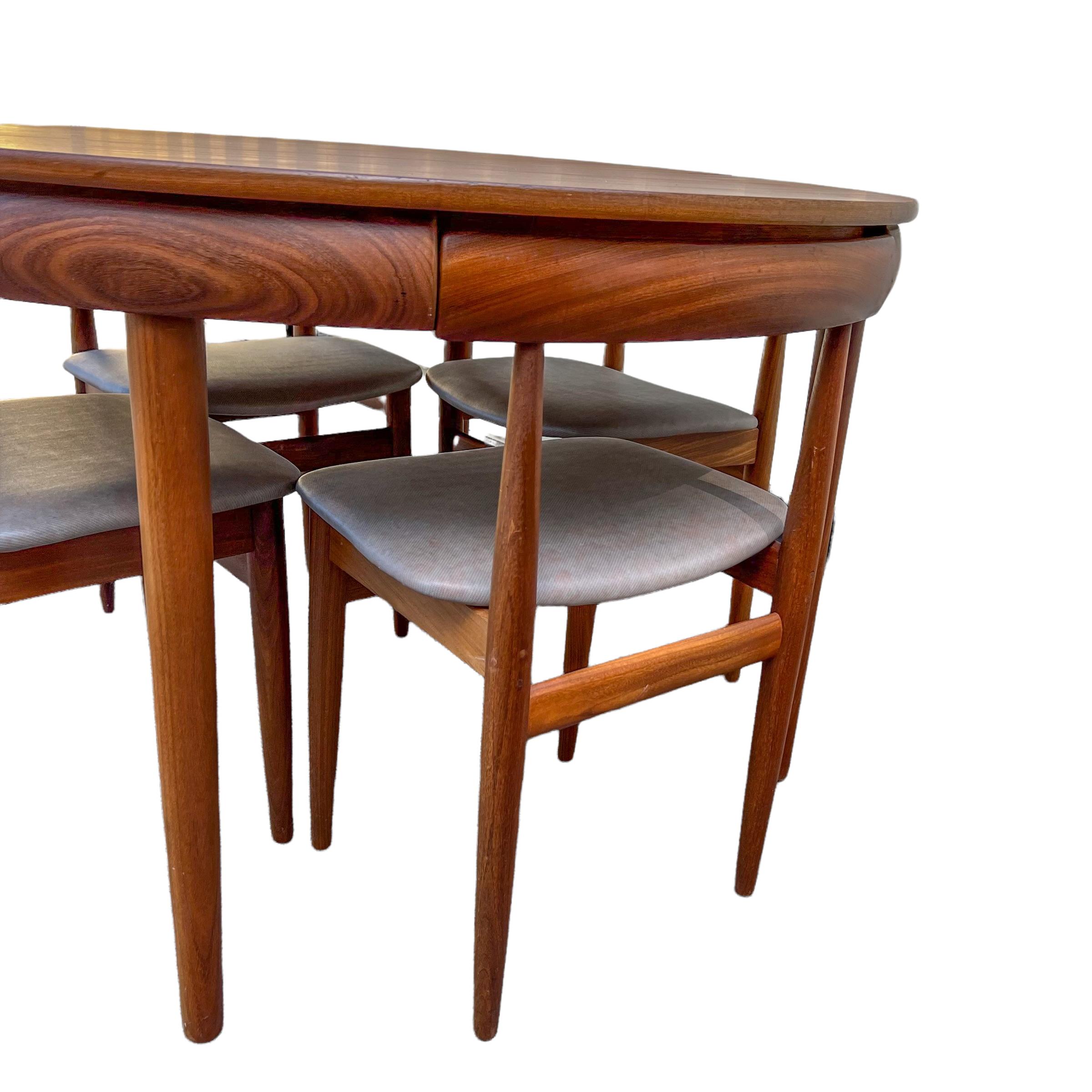 Hans Olsen Round Expanding Teak Butterfly-Leaf Dining Set for Frem Røjle In Good Condition In Asheville, NC