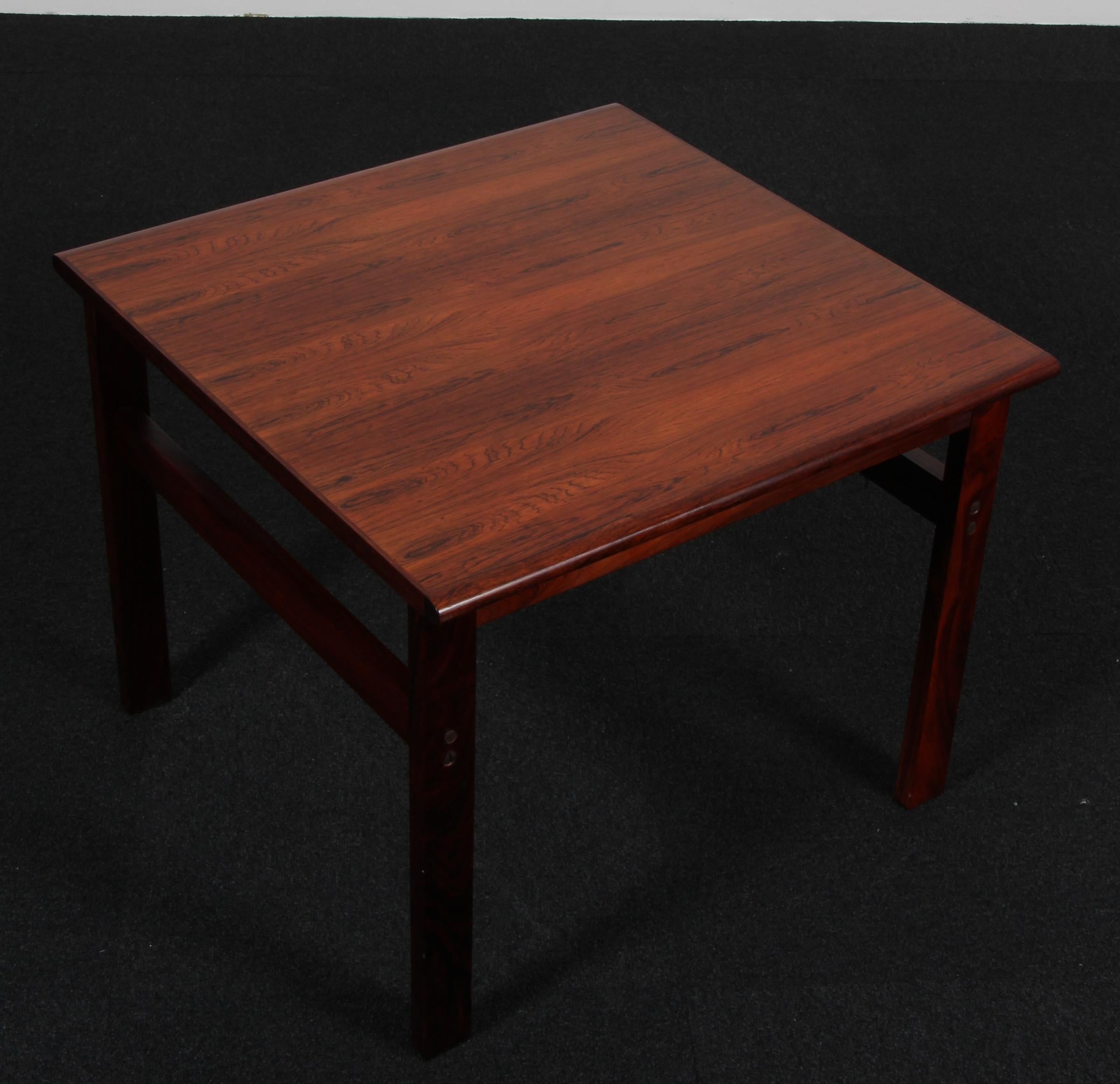 Scandinave moderne Table d'appoint Hans Olsen en bois de rose en vente