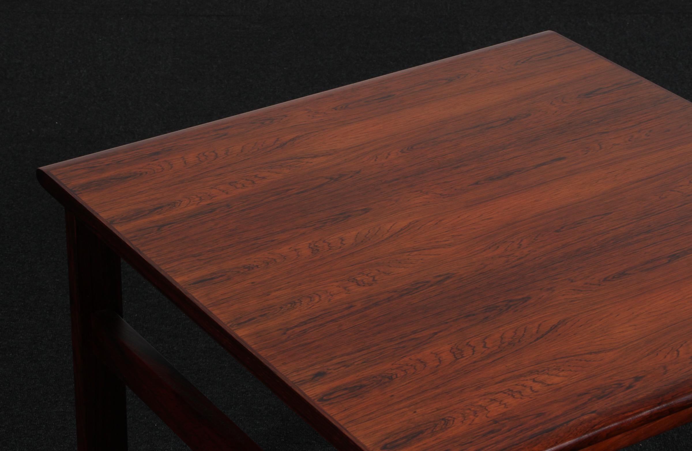 Danois Table d'appoint Hans Olsen en bois de rose en vente