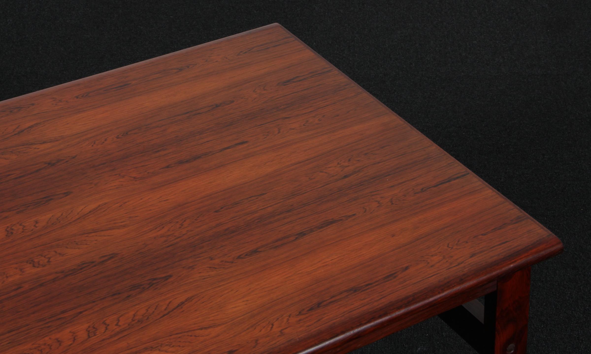 Milieu du XXe siècle Table d'appoint Hans Olsen en bois de rose en vente