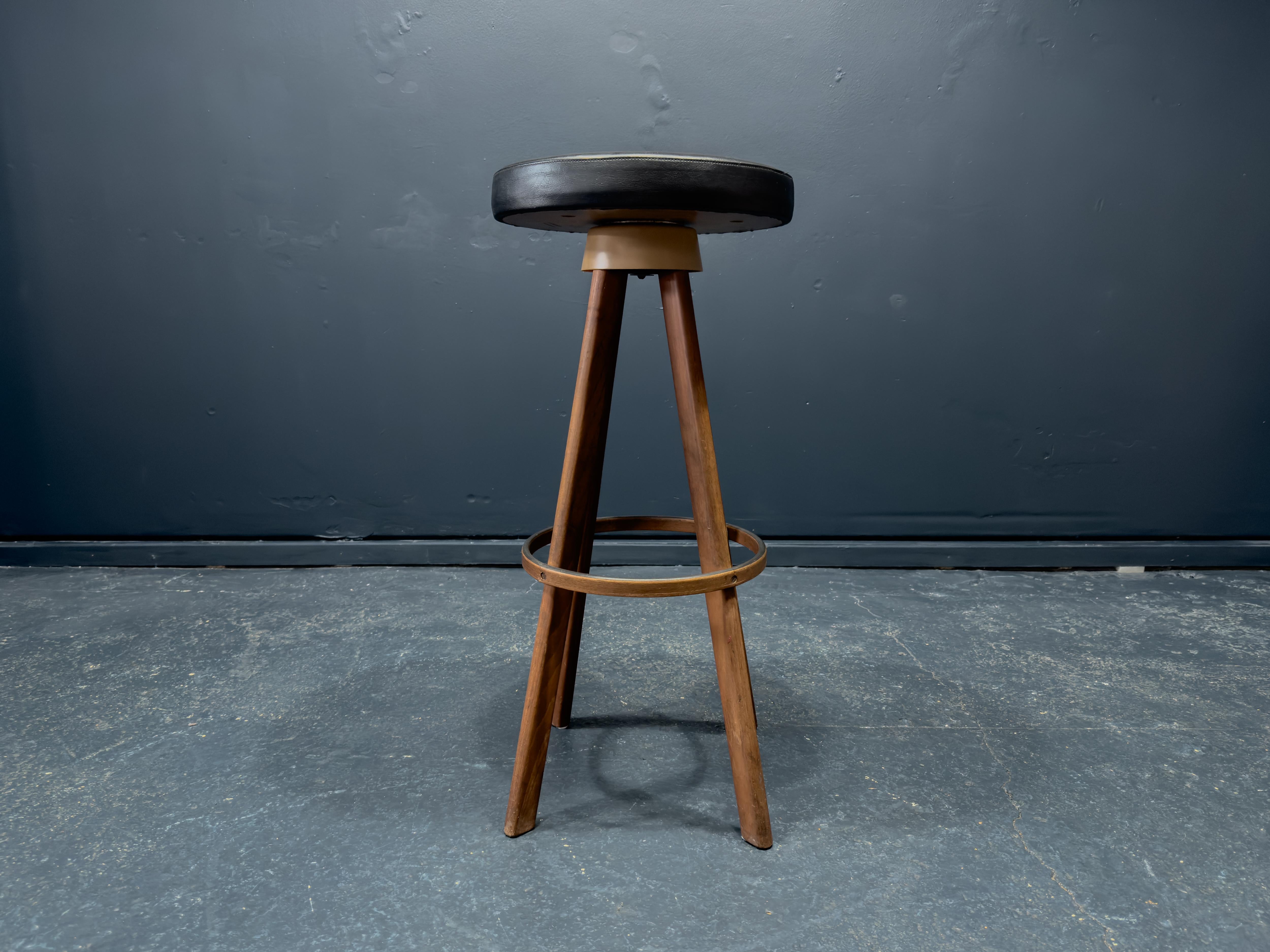 Mid-Century moderno Sgabello da bar Hans Olsen in teak e pelle nera in vendita