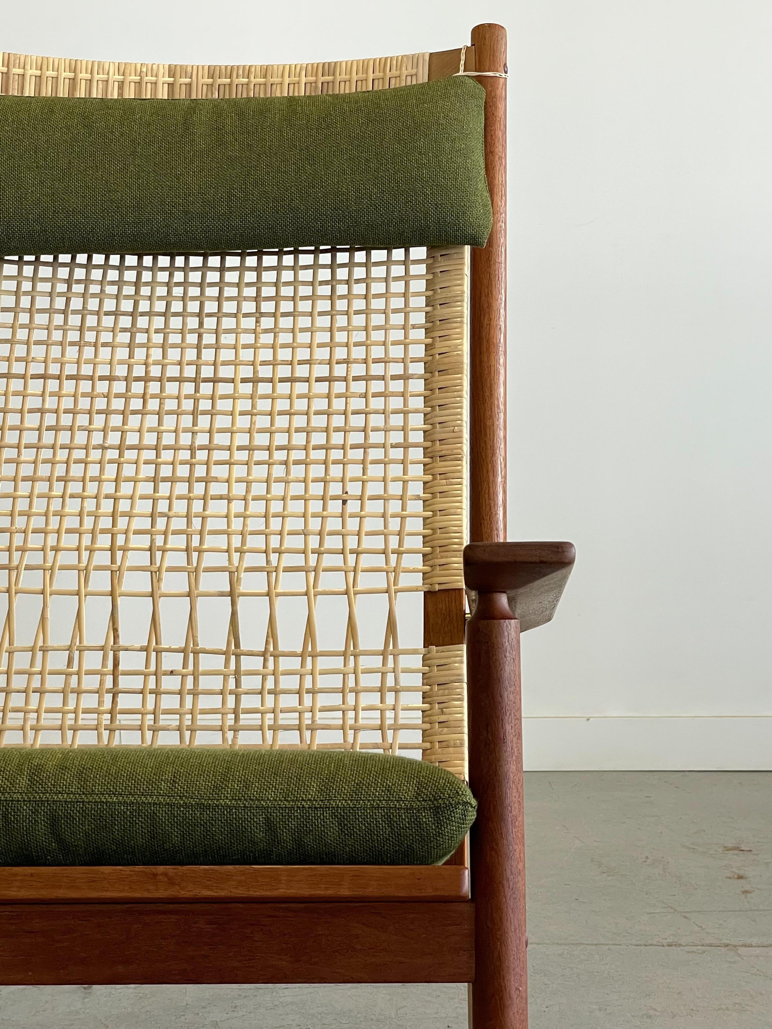 Hans Olsen Teak and Oak Model 532A Rocking Chair In Excellent Condition In Winnipeg, MB