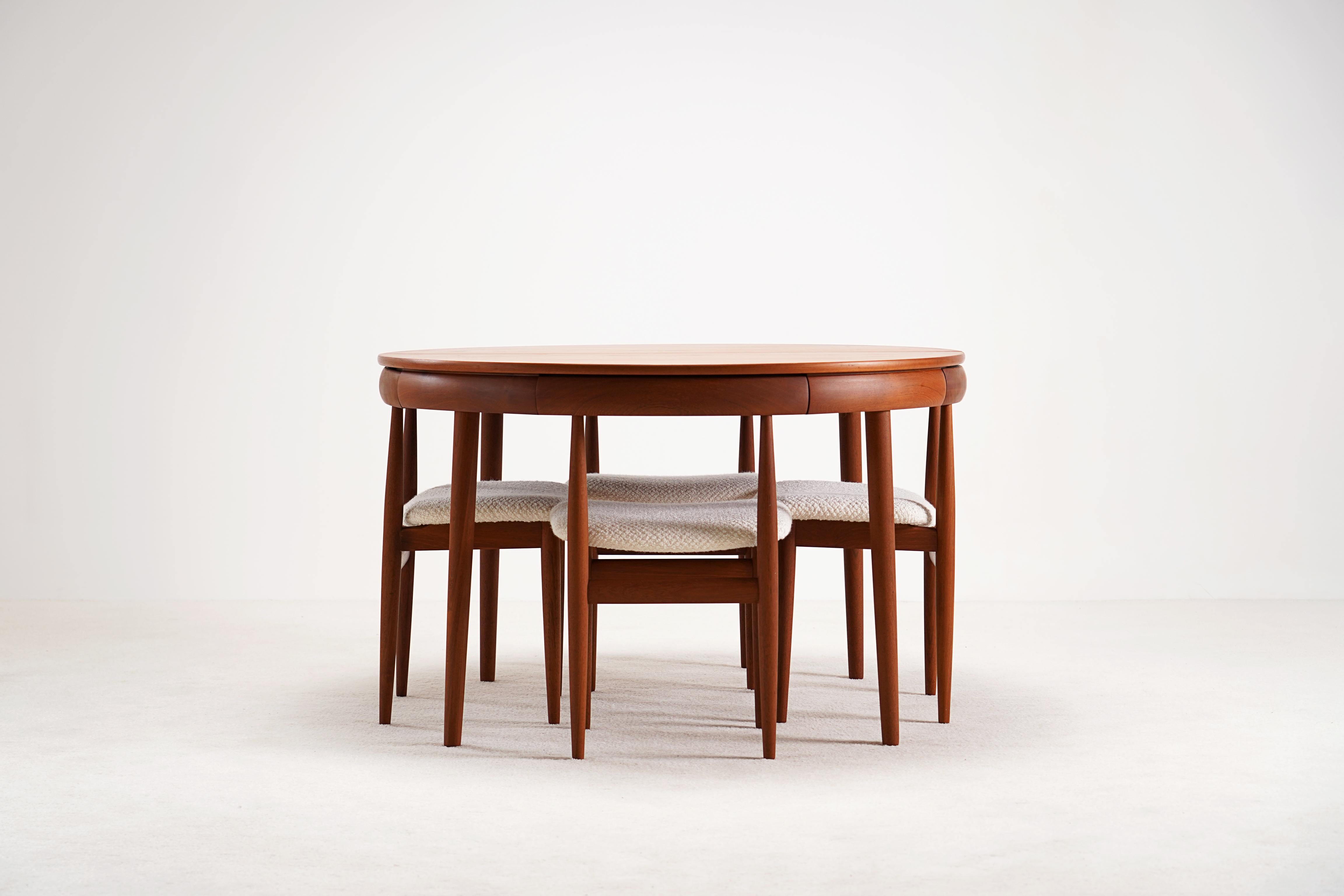 Unique “Roundette” dining set designed by the Danish designer Hans Olsen and manufactured by Frem Rølje Møbelfabrik in Denmark, circa 1960s. 

This striking dining set features a teak wood round table and four dining chairs. The dining chairs