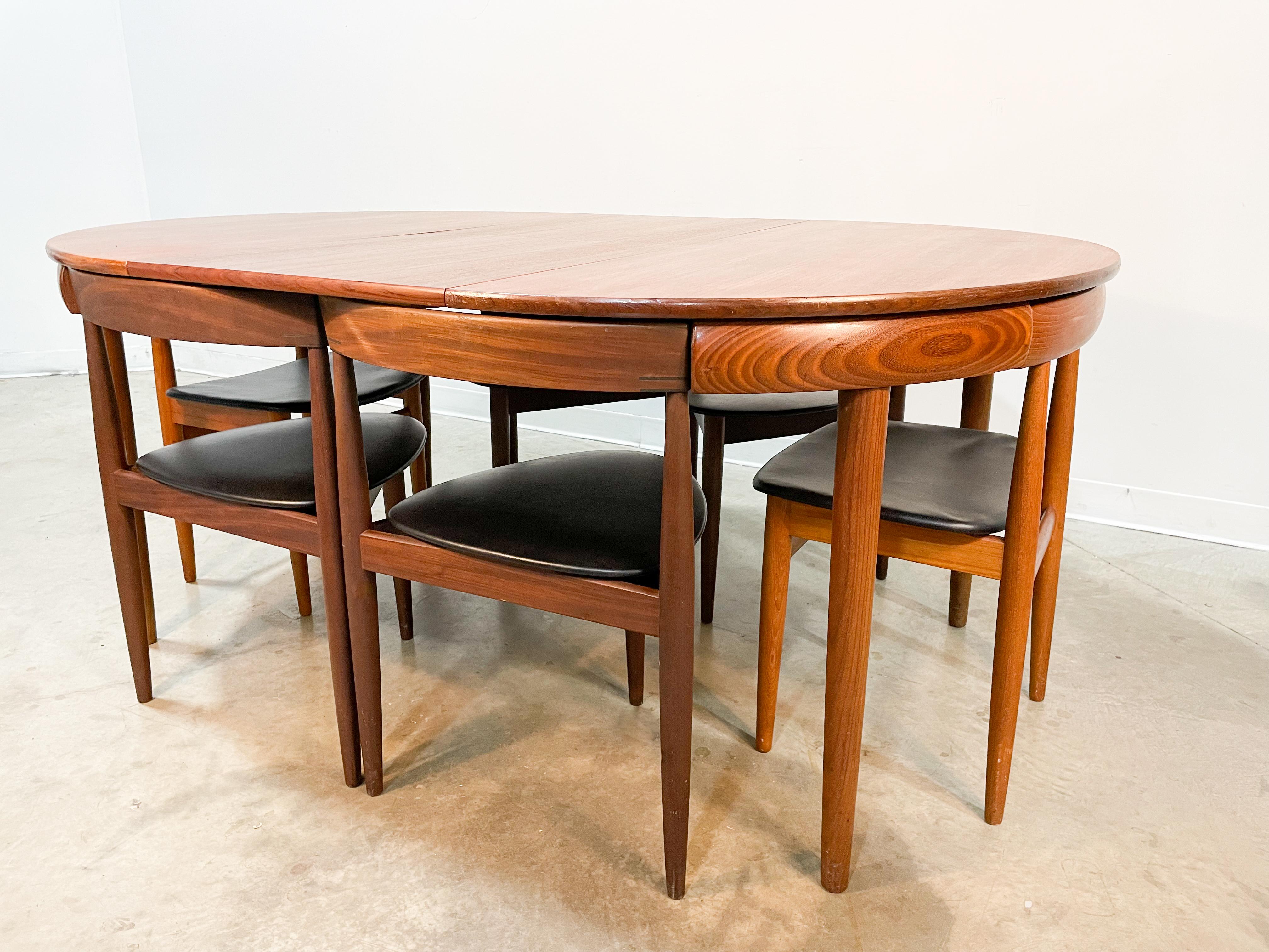 Beautiful Teak expanding dining table designed by Hans Olsen for Frem Røjle.

The table is 42