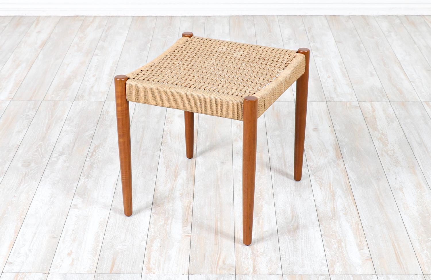 Danois Tabouret Chord restauré par Hans Olsen en teck et jonc pour Frem Rojle en vente