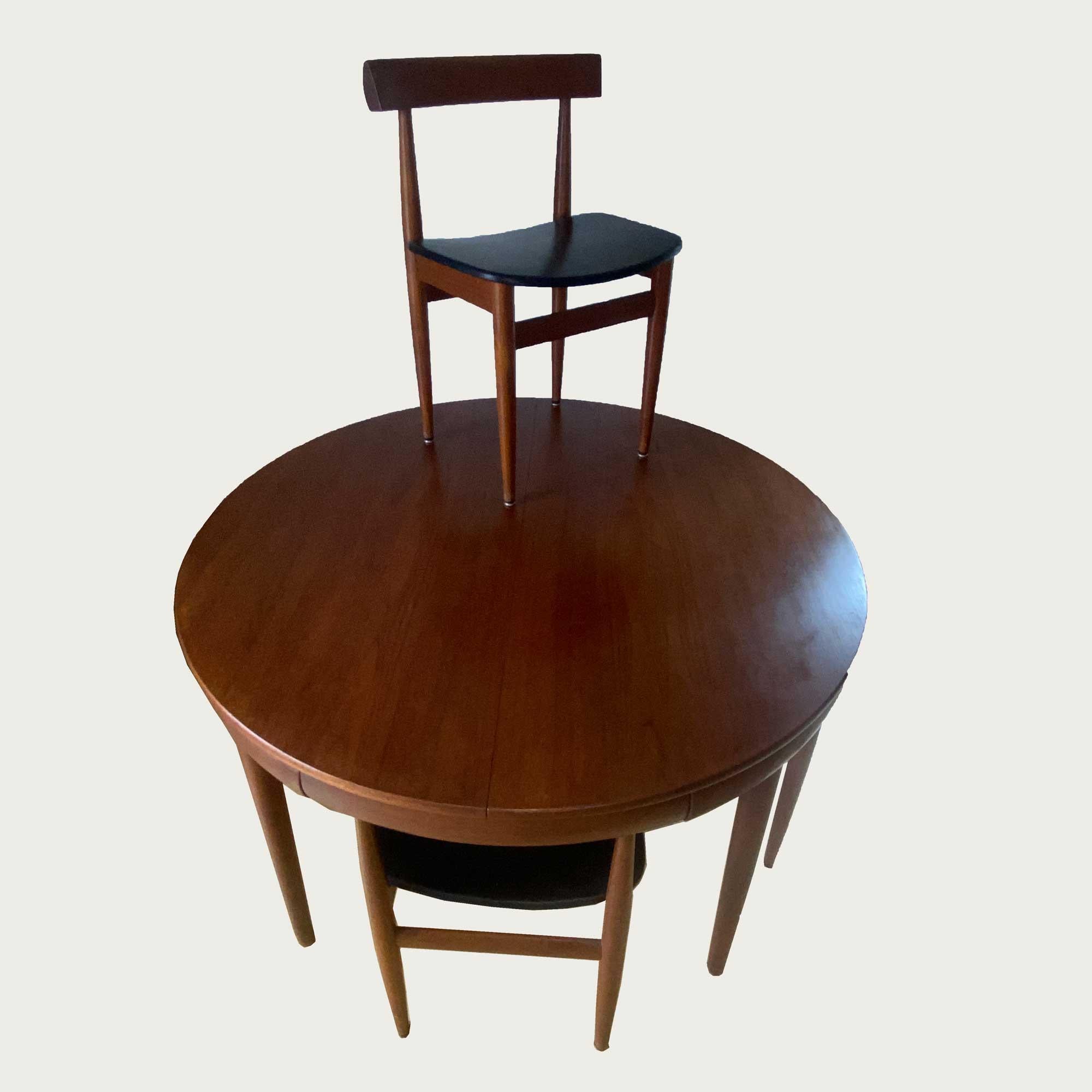Mid century modern teak dining set by Hans Olsen for Frem Rojle, circa 1960s
beautiful teak set by Hans Olsen including an integrated extending table allowing dining for 8 people. The originality of this set, which has become a classic of