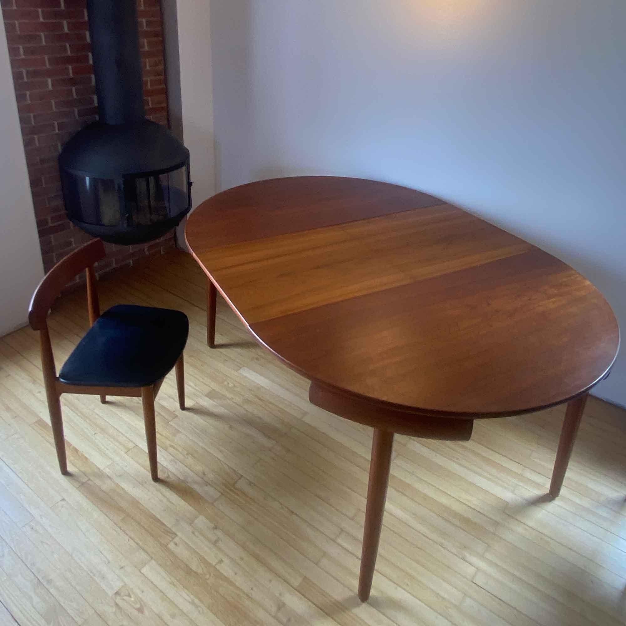 Teak Hans Olsen teak table and chairs for Frem Rojle circa 1960 For Sale