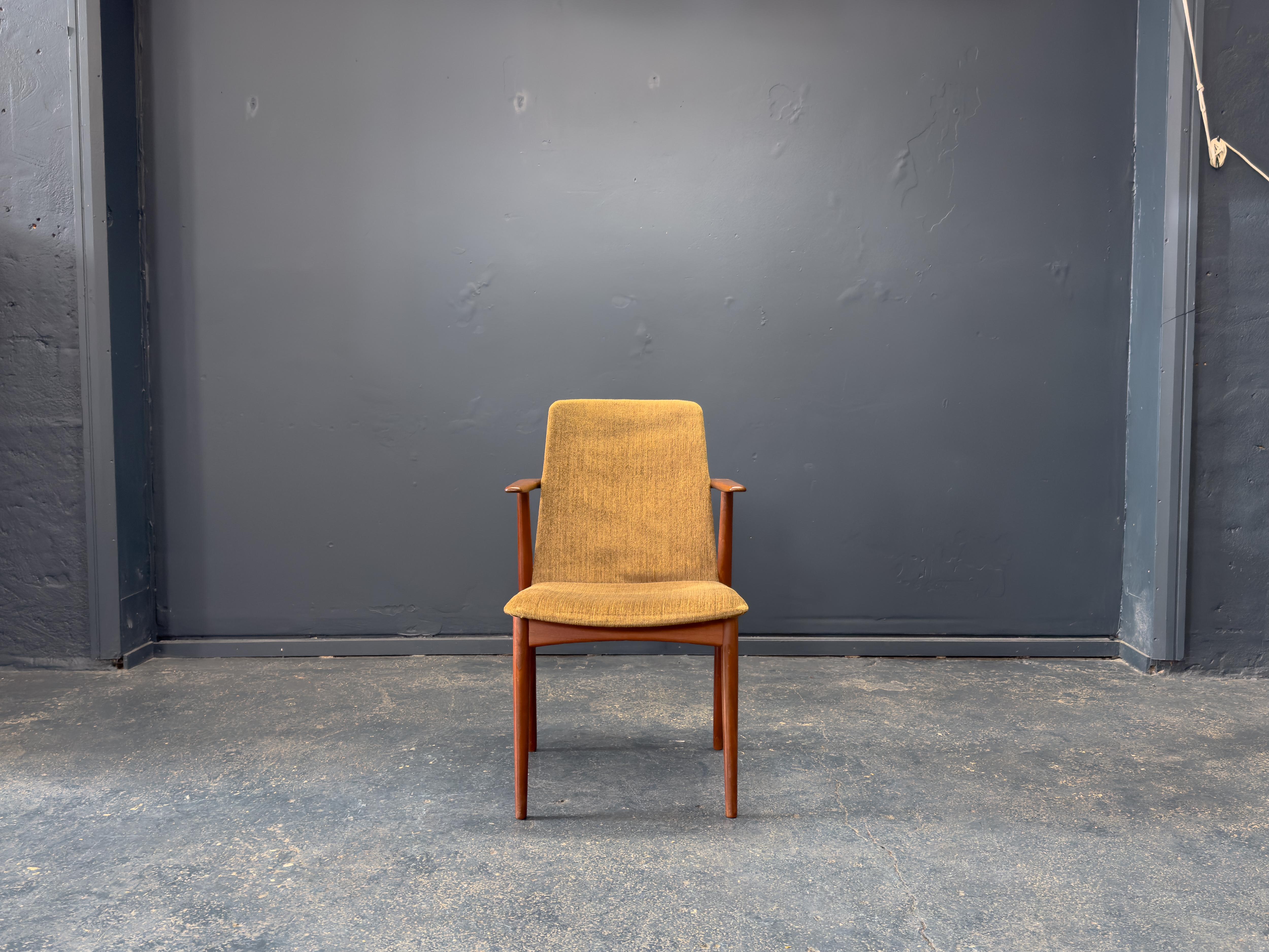 Cet élégant fauteuil rembourré de Hans Eleg est une belle expression du design danois du milieu du siècle dernier. Fabriquée en teck, la chaise présente les lignes sculpturales caractéristiques d'Olsen, avec des pieds légèrement effilés et une