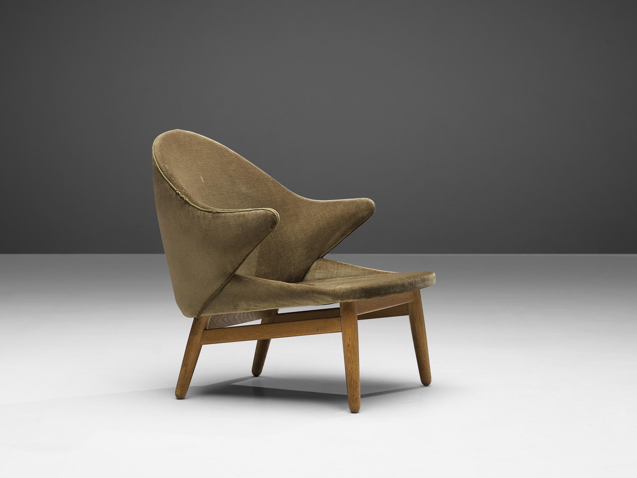 Hans Olsen for Jørgen Jørgensen, armchair, oak, fabric, Denmark, 1956

Elegant Danish lounge chair with oak by Hans Olsen. The chair has a sculptural quality which is created by the armrests which have an interesting shape. The conical legs are