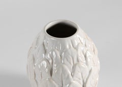Hans Rudolph Petersen, vase à glaçure blanche avec motif de feuilles, Danemark, milieu du 20e C.