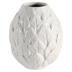 Hans Rudolph Petersen, vase à glaçure blanche avec motif de feuilles, Danemark, milieu du 20e C.