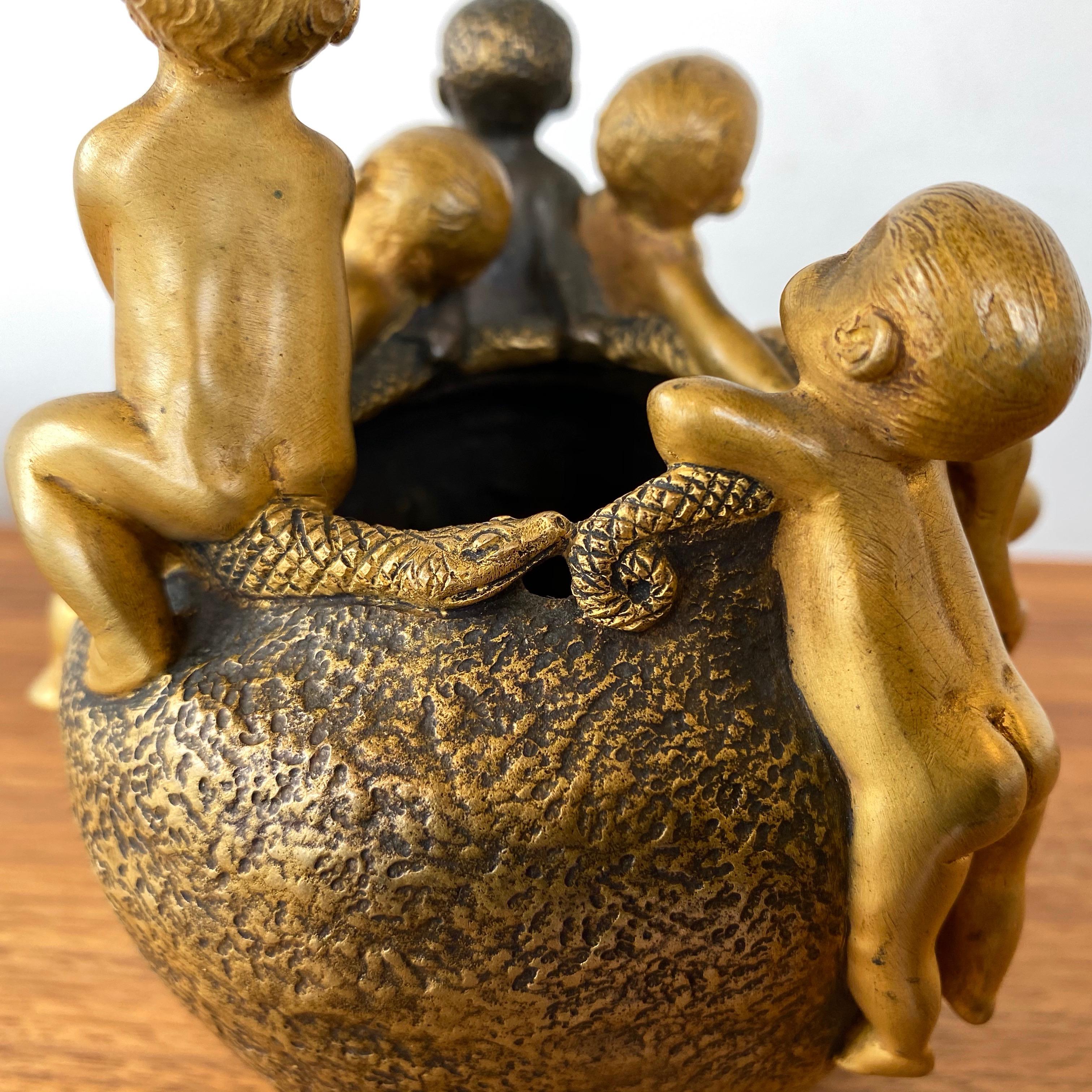 Vase figuratif en bronze doré en forme de putti Art Nouveau de Hans Stoltenberg-Lerche, 1900 4