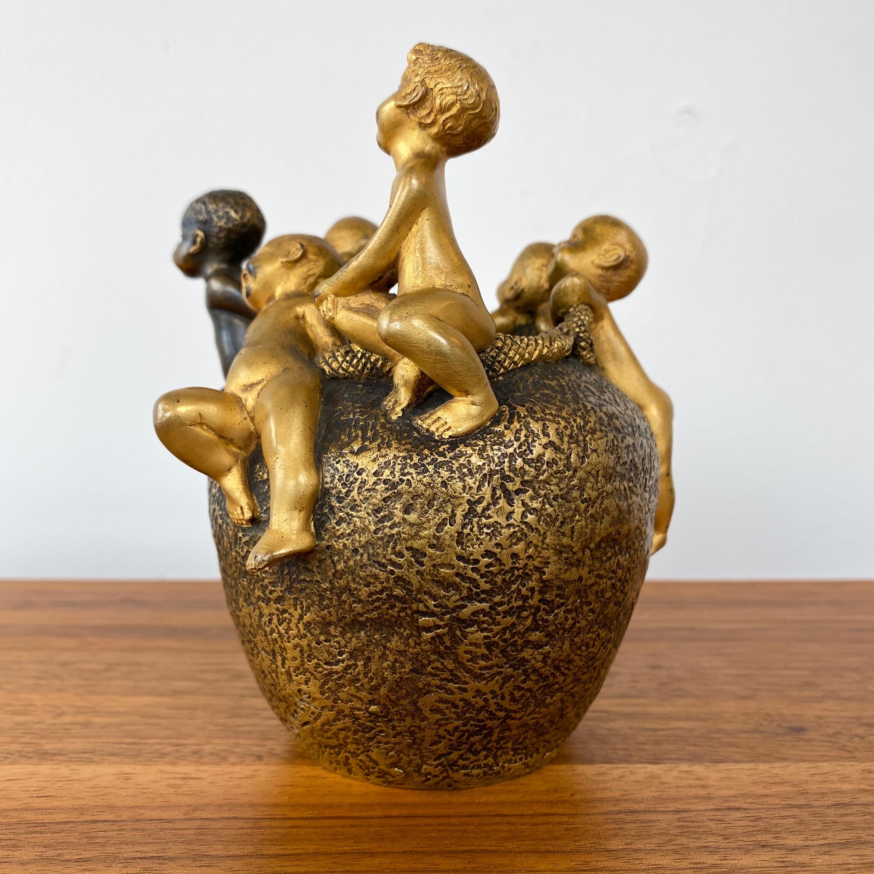 Hans Stoltenberg-Lerche: Jugendstil-Figurenvase in Puttenform aus vergoldeter Bronze, 1900 (Art nouveau)