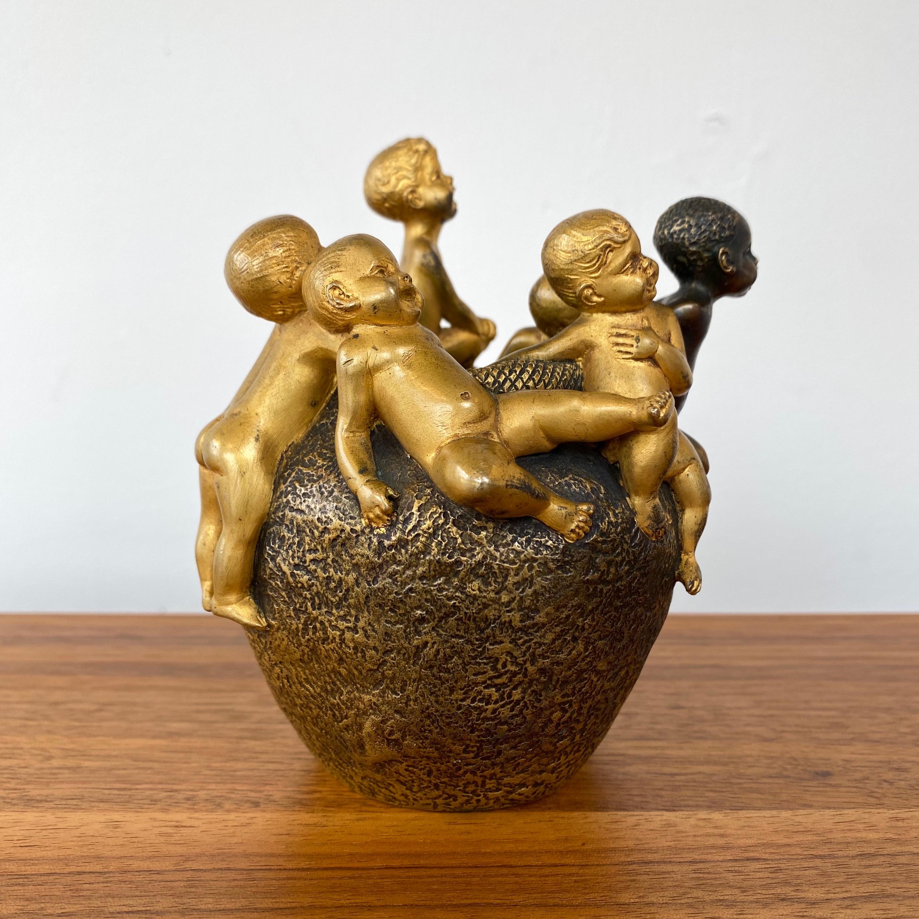 Début du 20ème siècle Vase figuratif en bronze doré en forme de putti Art Nouveau de Hans Stoltenberg-Lerche, 1900