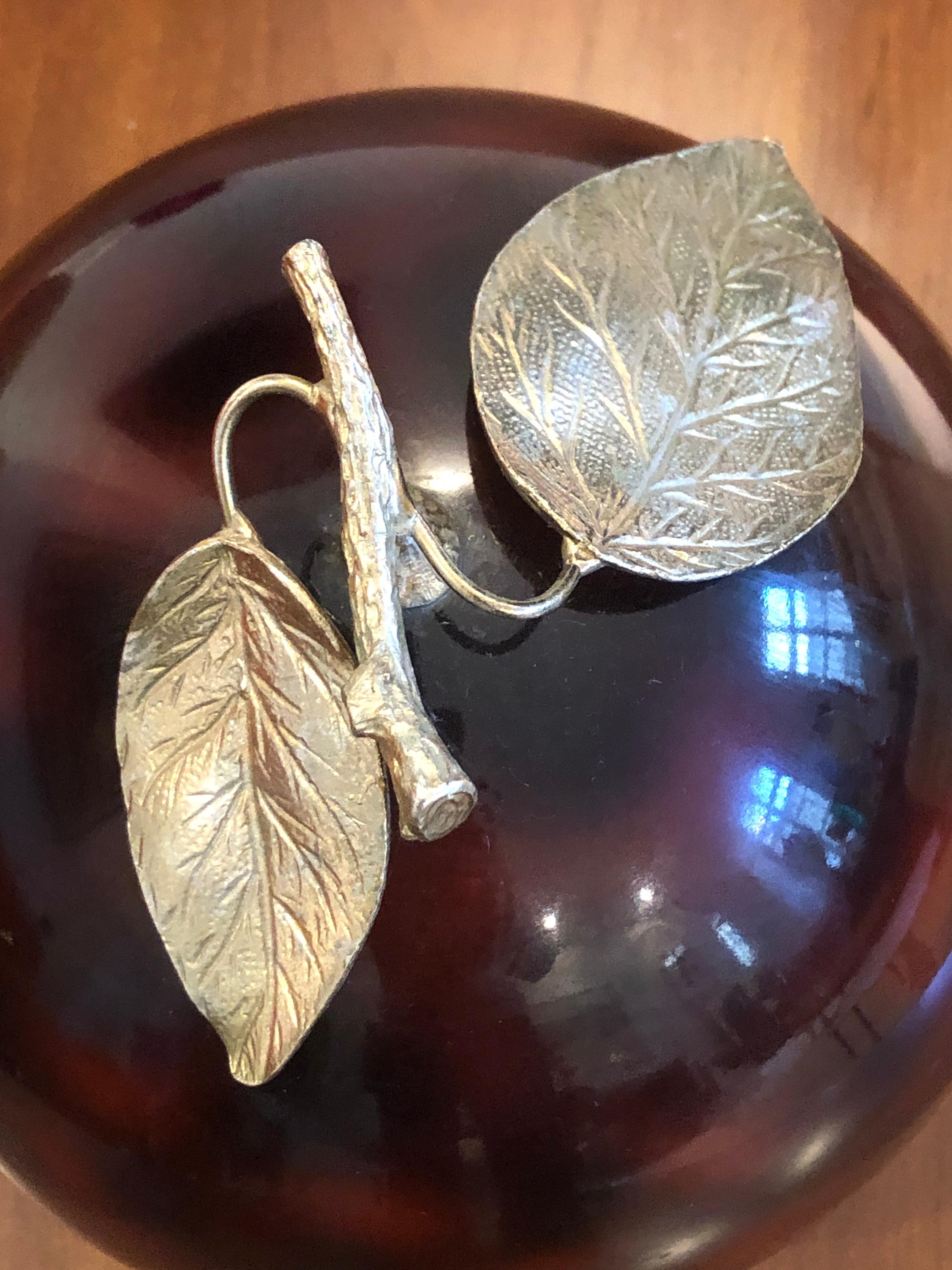 Un grazioso secchiello per il ghiaccio a forma di mela, opera del designer svizzero Hans TurnwaId edito da Freddo Therm, con il piano e la base in Lucite acrilica Tortoise Shelland e un manico a forma di foglie in argento massiccio placcato. Il