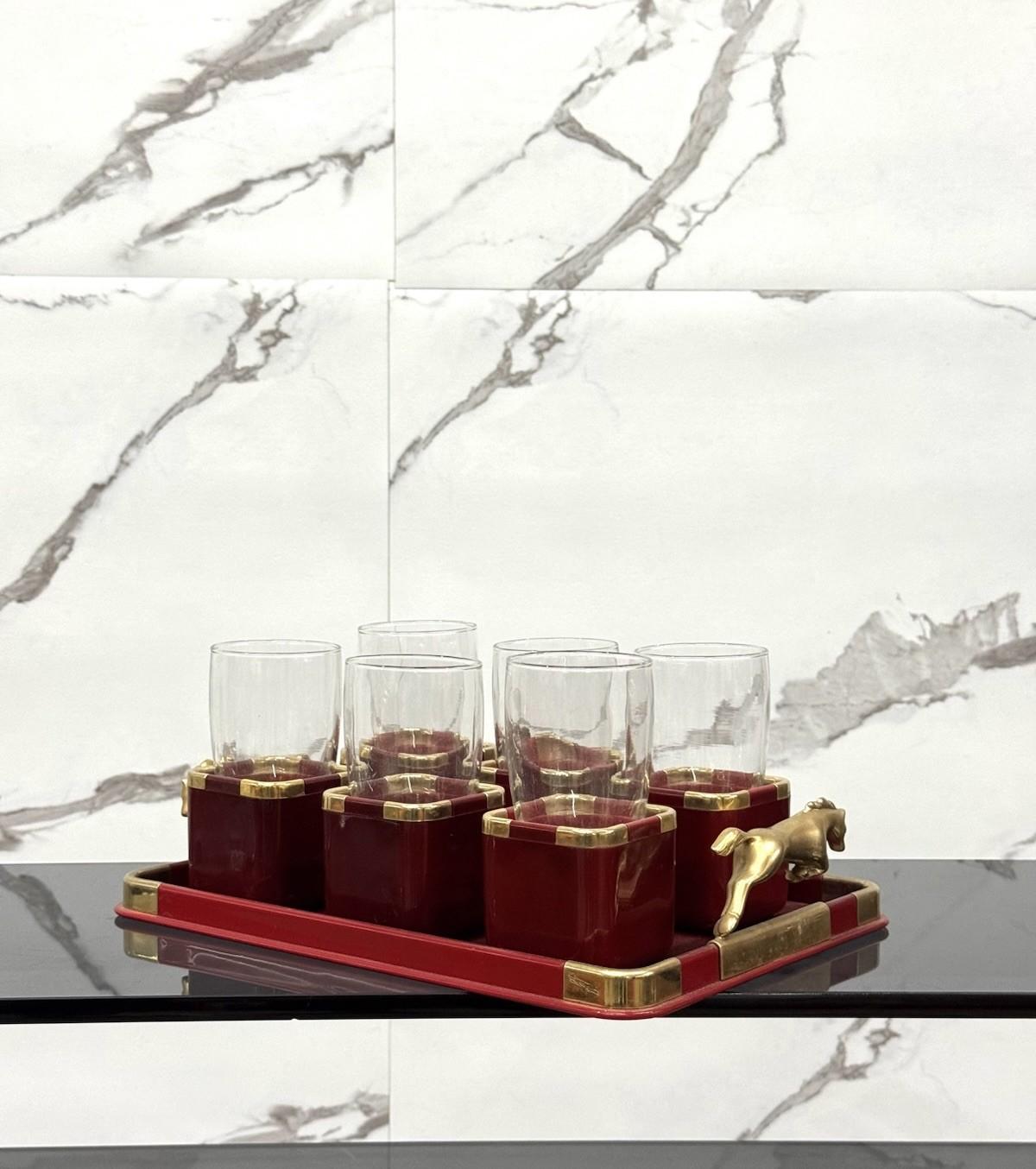 Hans Turnwald Set Bicchieri E Vassoio Hollywood Regency Design 1970’s.

Struttura in materiale plastico e Ottone, serie Equitazione.

L’articolo è in buone condizioni conservative, non vi è alcun difetto estetico o strutturale importante da