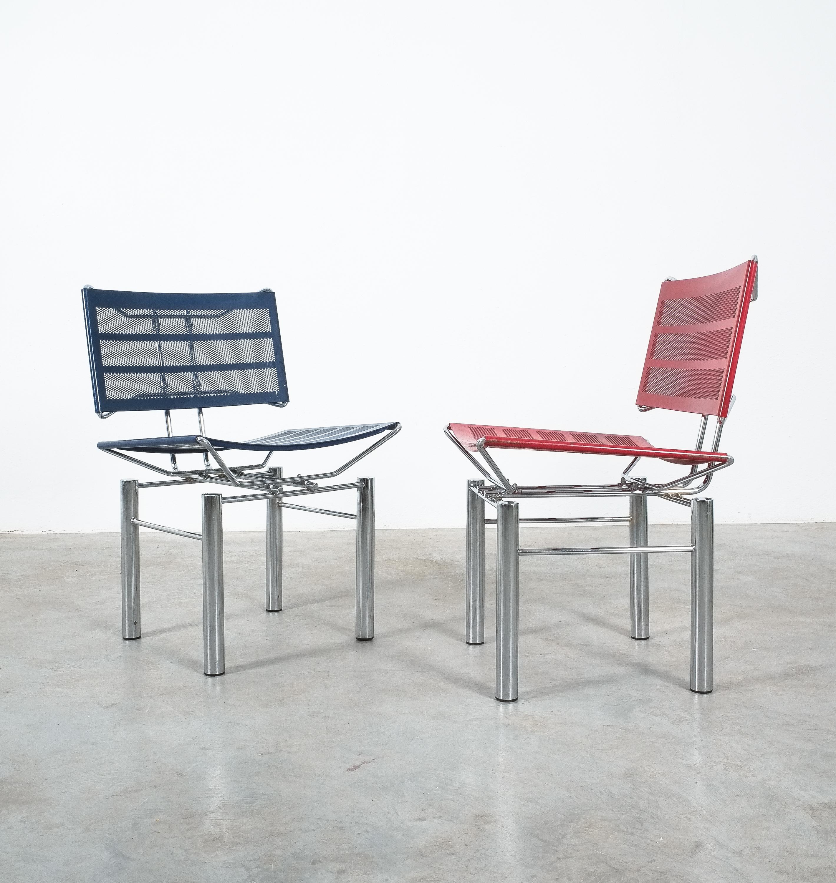 Postmoderne Ensemble de 10 chaises en métal rouge et bleu de Hans Ullrich Bitsch, Série 8600 en vente