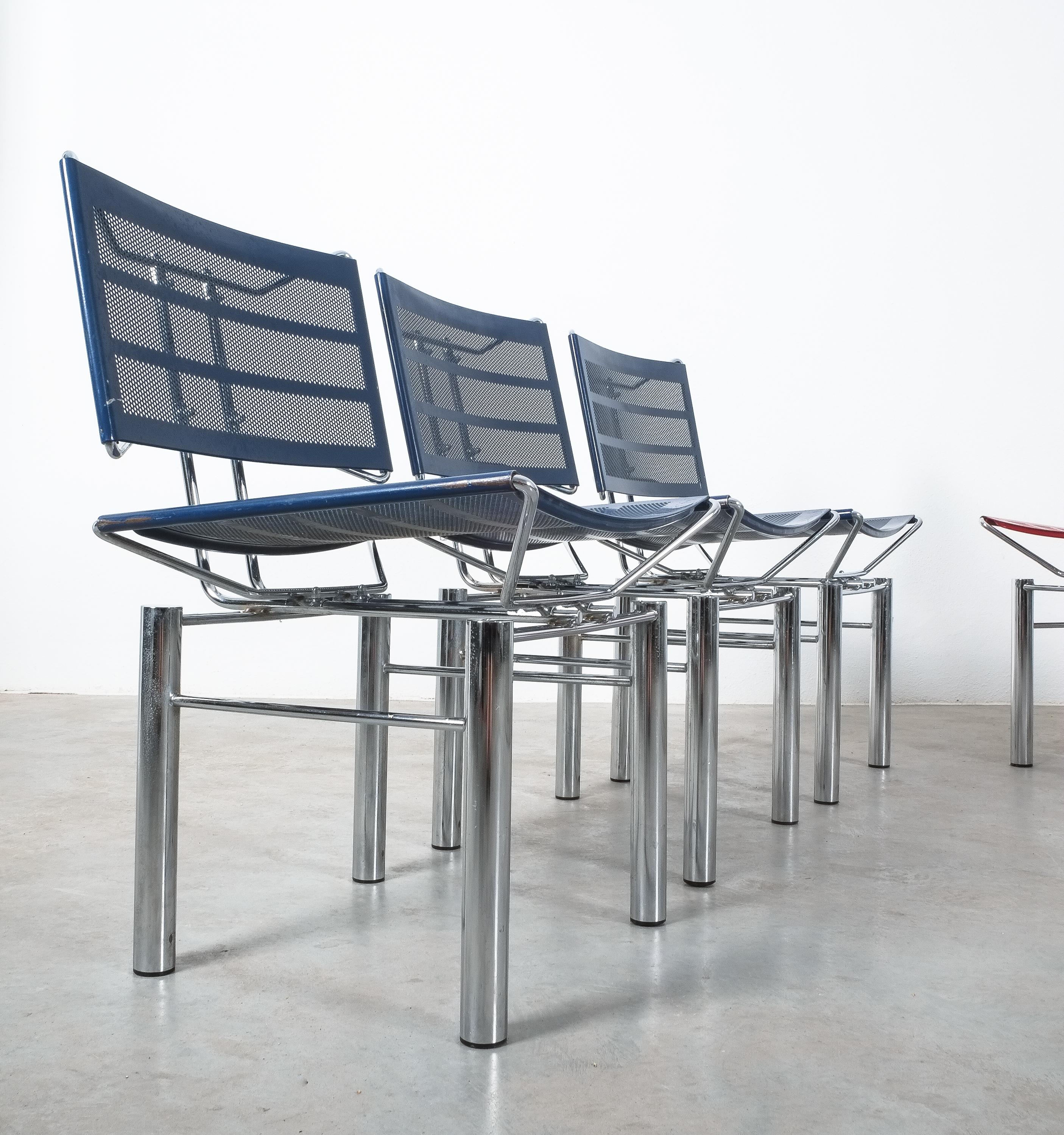 Ensemble de 10 chaises en métal rouge et bleu de Hans Ullrich Bitsch, Série 8600 en vente 1