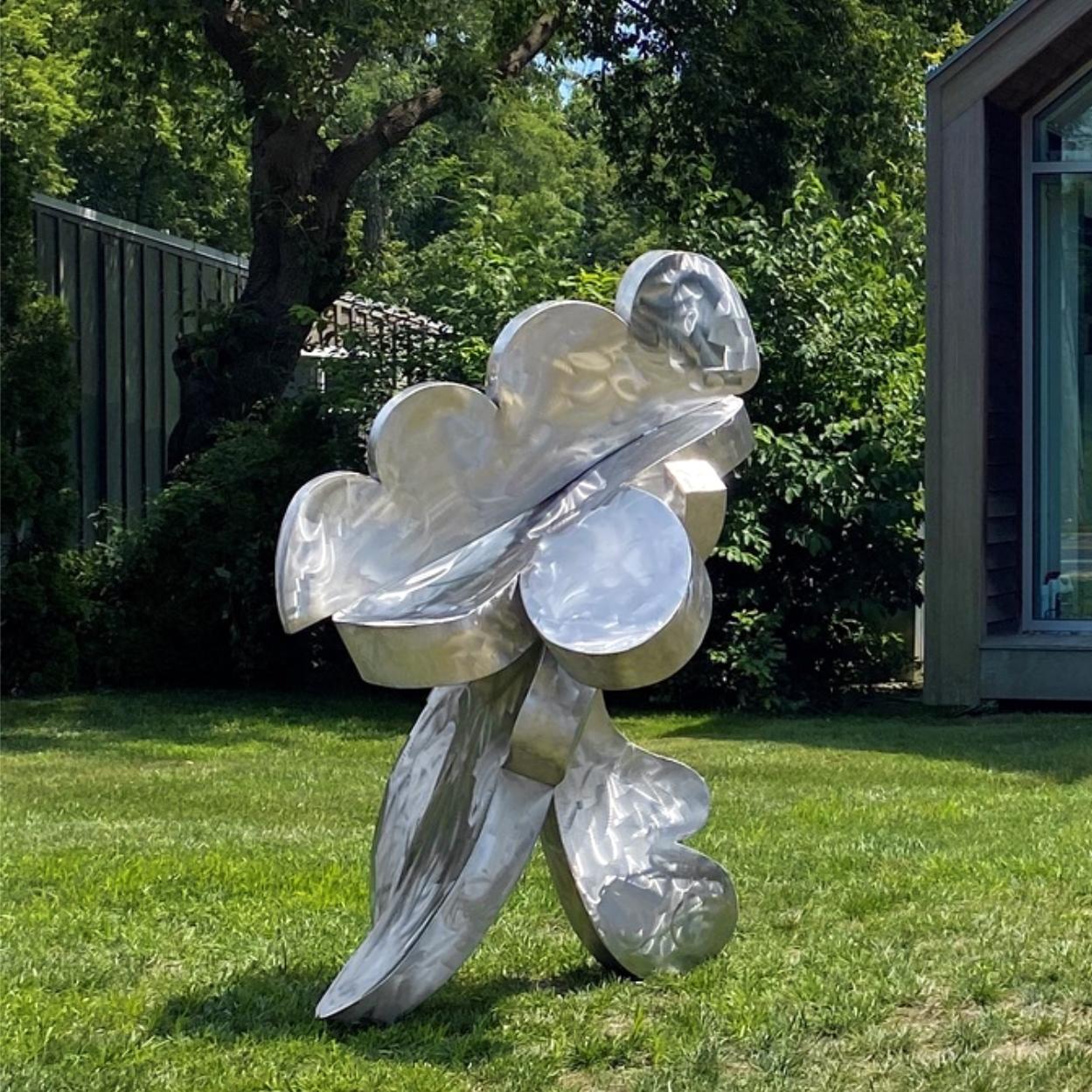 "Unerschrockene Wolke" Abstrakt, Stahl-Metall-Skulptur, großformatig, im Freien