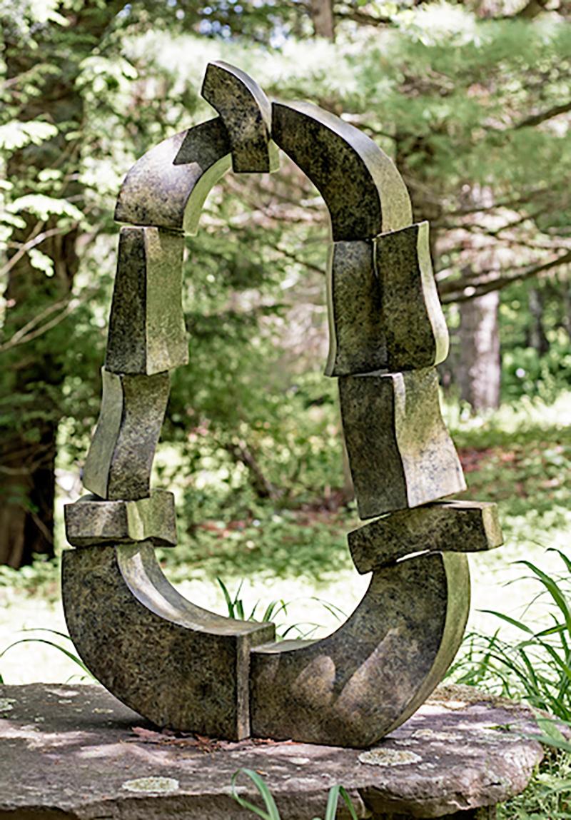Sculpture abstraite en bronze « Portal poire », grande taille, extérieur - Or Abstract Sculpture par Hans Van de Bovenkamp